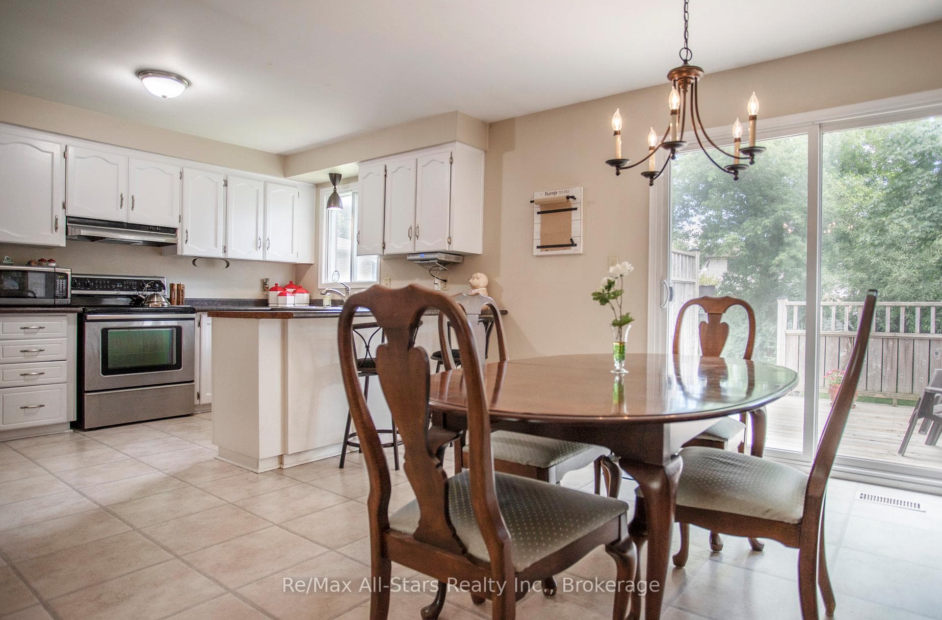 39 Applewood Crescent photo 12