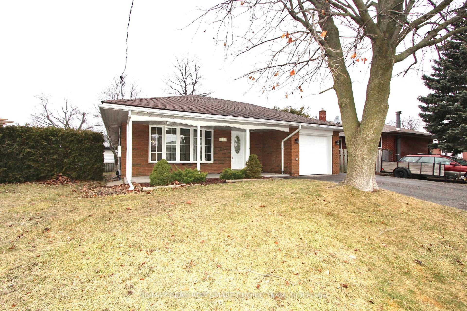 929 Crocus Crescent Unit Main photo 1