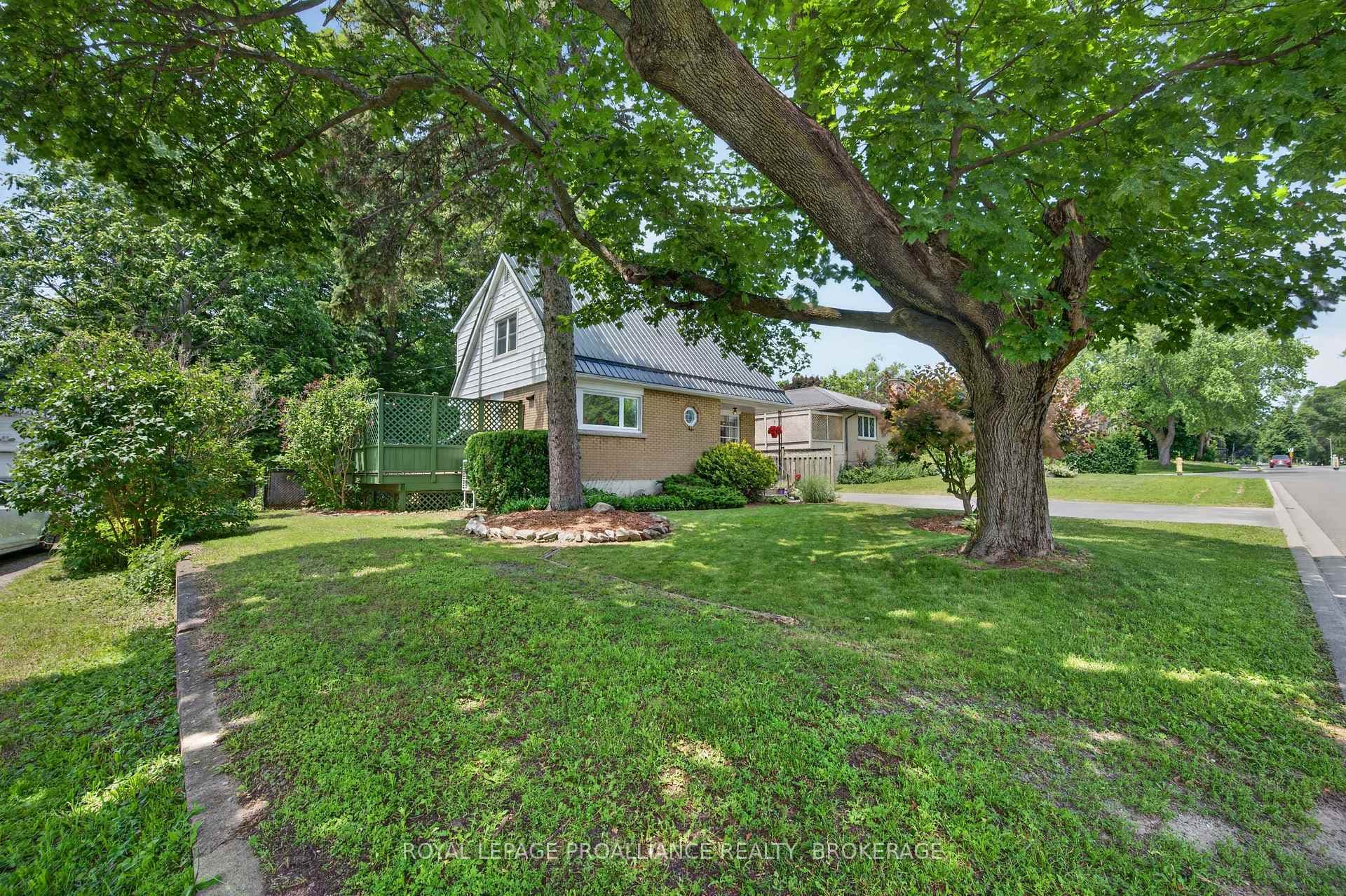 288 Yonge Street photo 2
