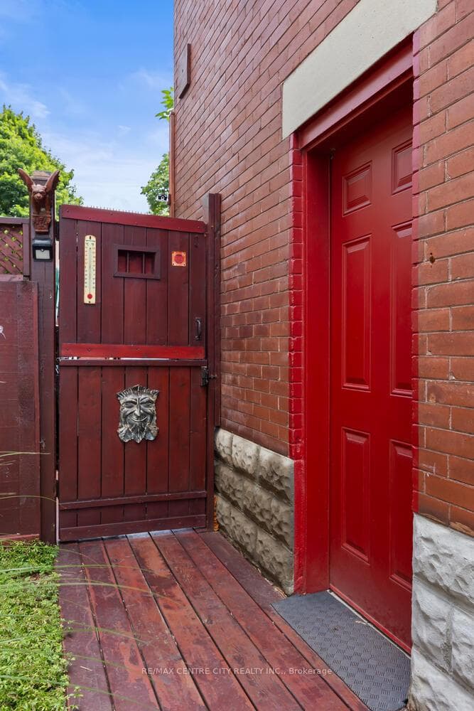 540 Quebec Street photo 32