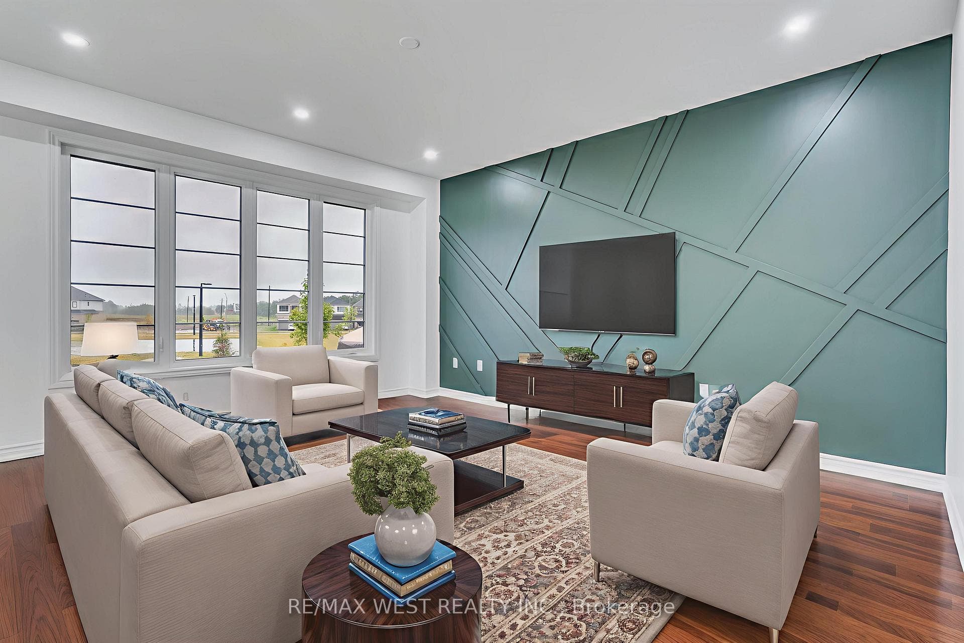 22 Phoenix Boulevard photo 5