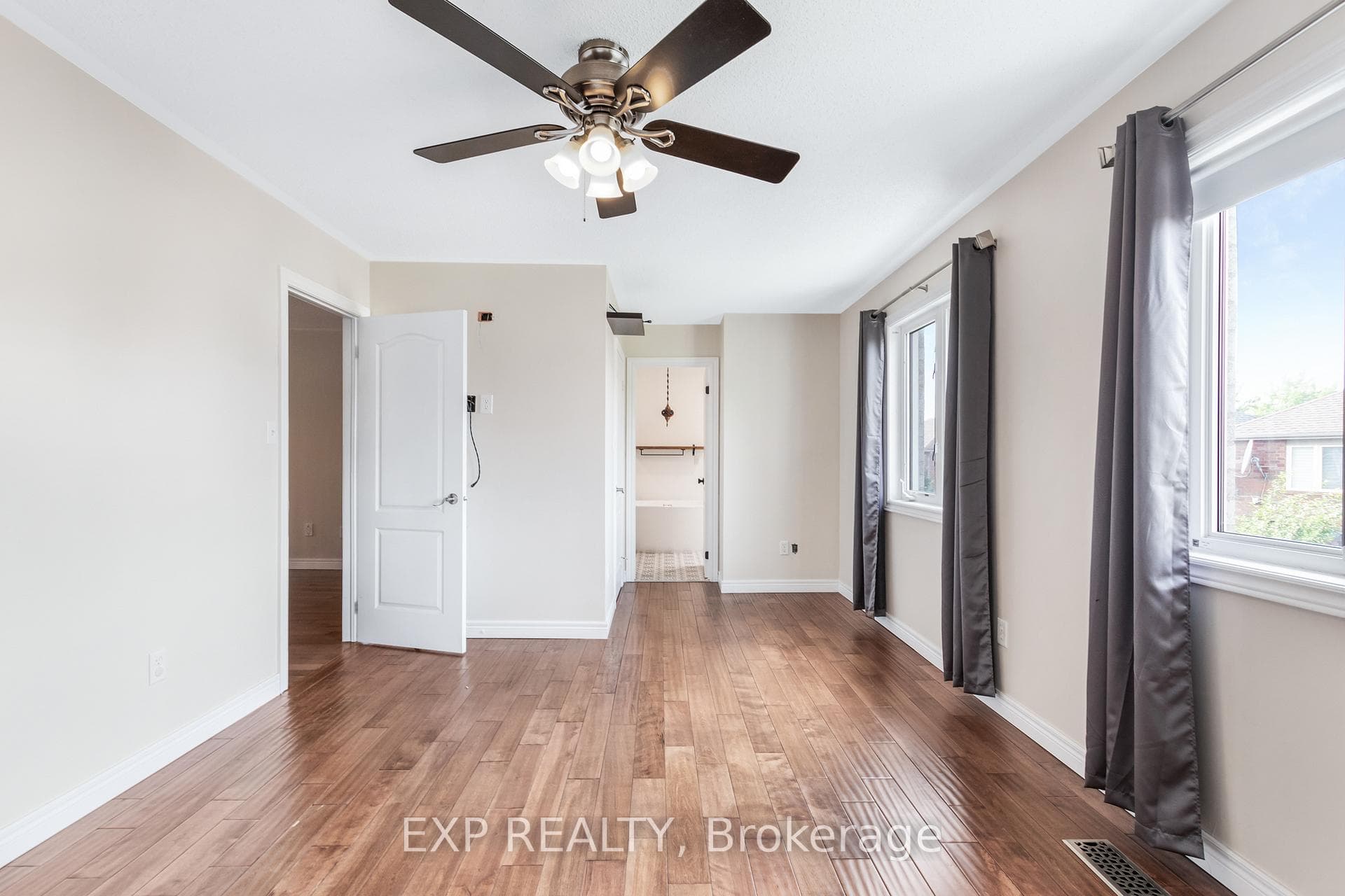 915 Oaktree Crescent photo 19