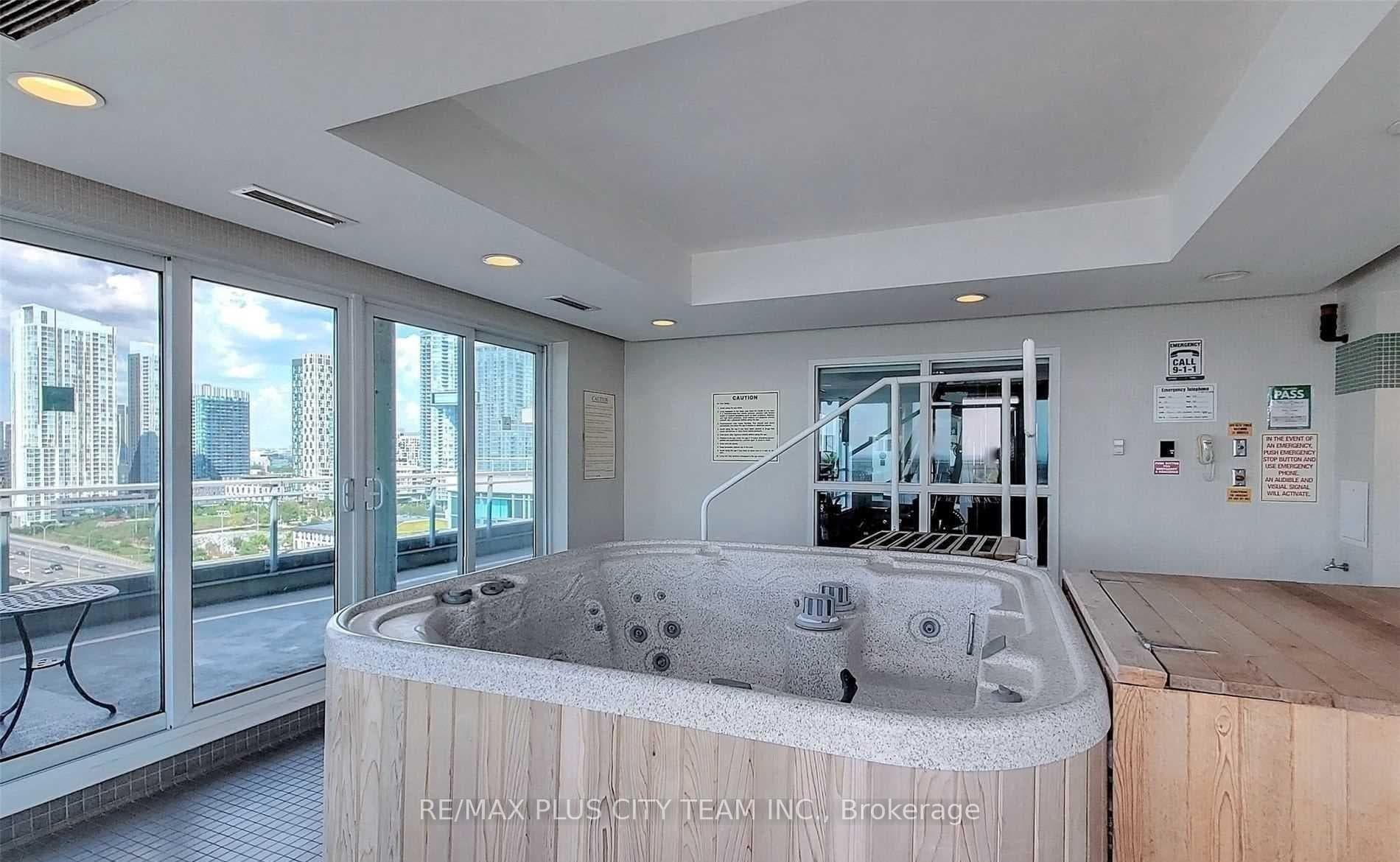 410 Queens Quay Way Unit 709 photo 17