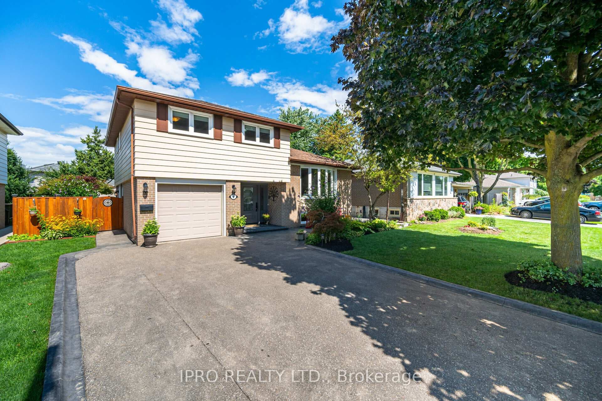 6 Staveley Crescent photo 2