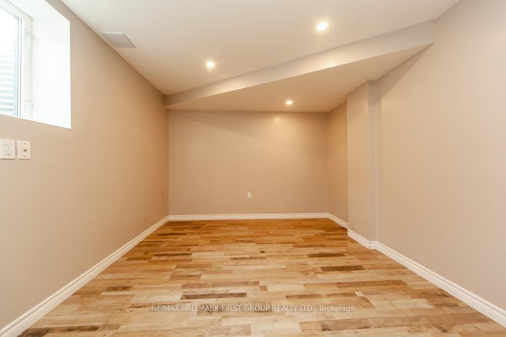 56 Newport Avenue Unit Lower photo 10