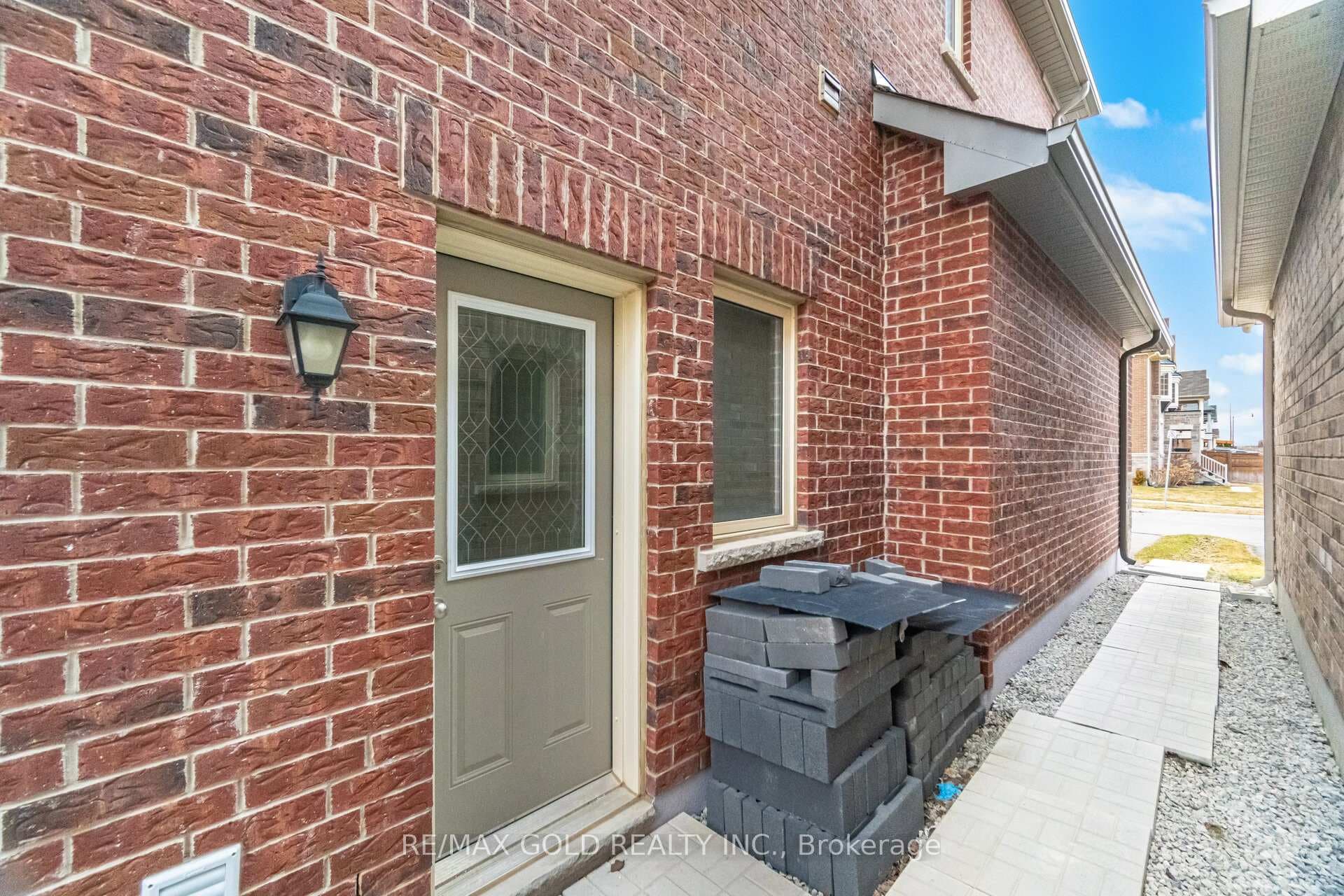 11 Sinatra Street photo 21