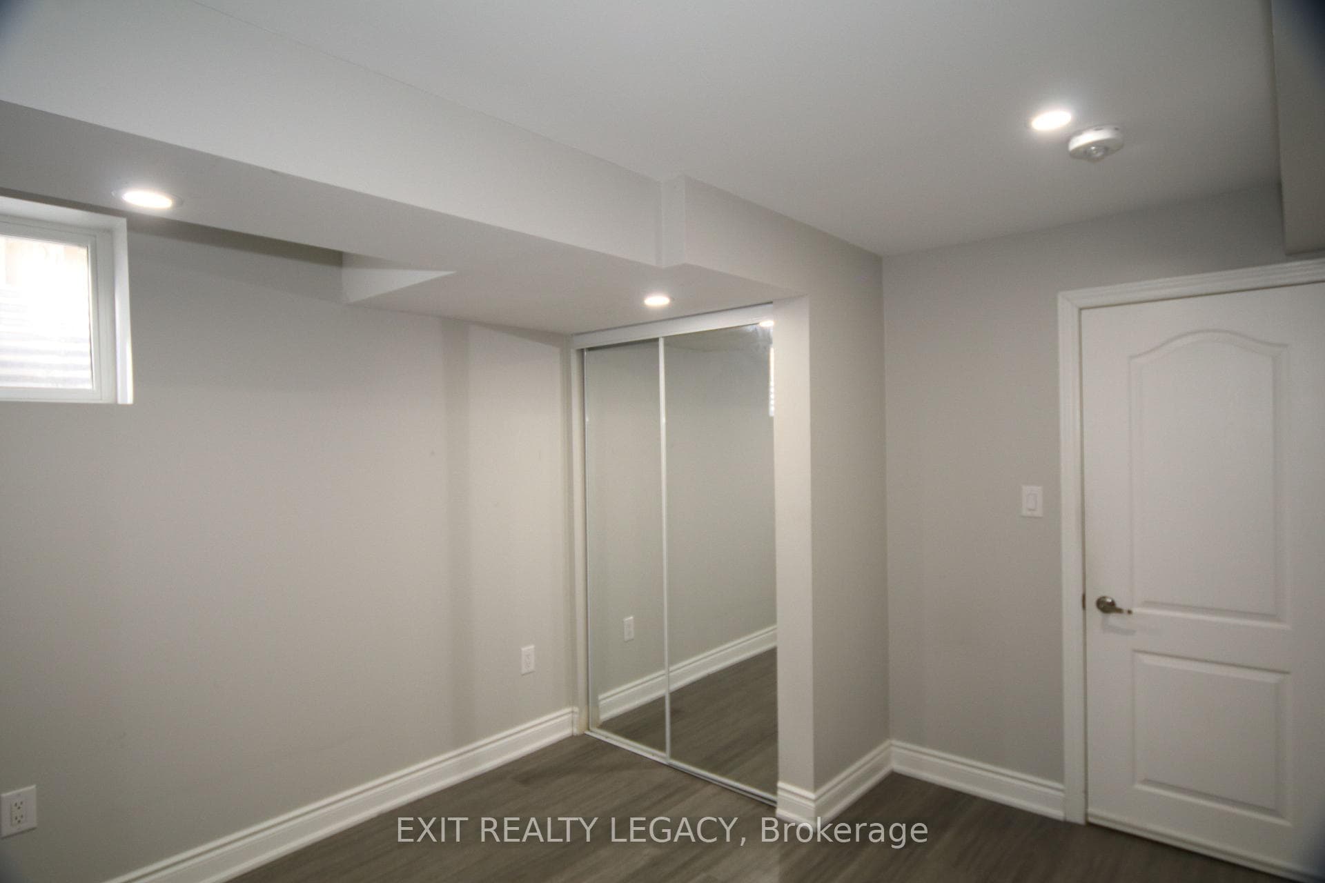 1084 Charminster Crescent photo 10