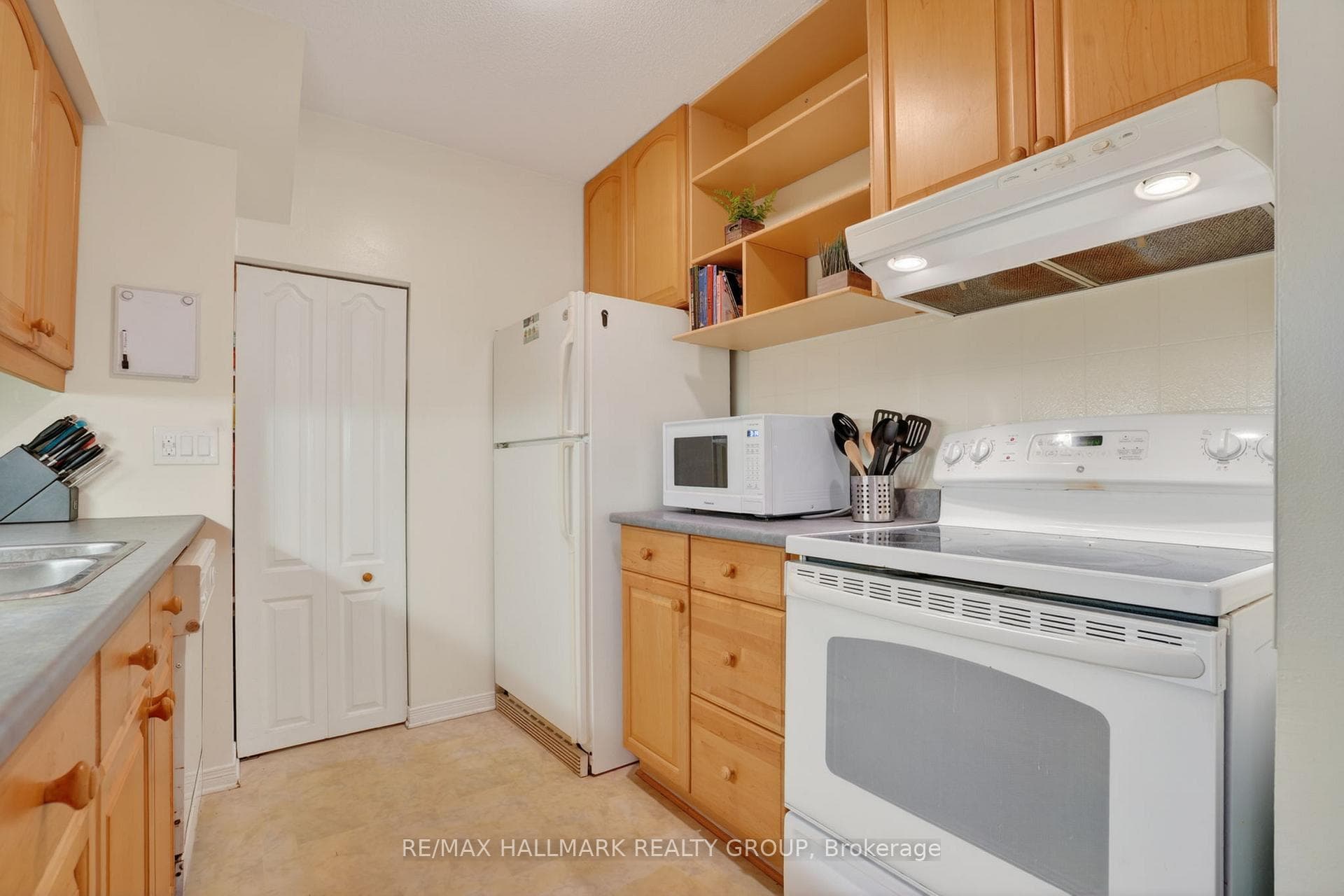 Appliances included, bonus pantry