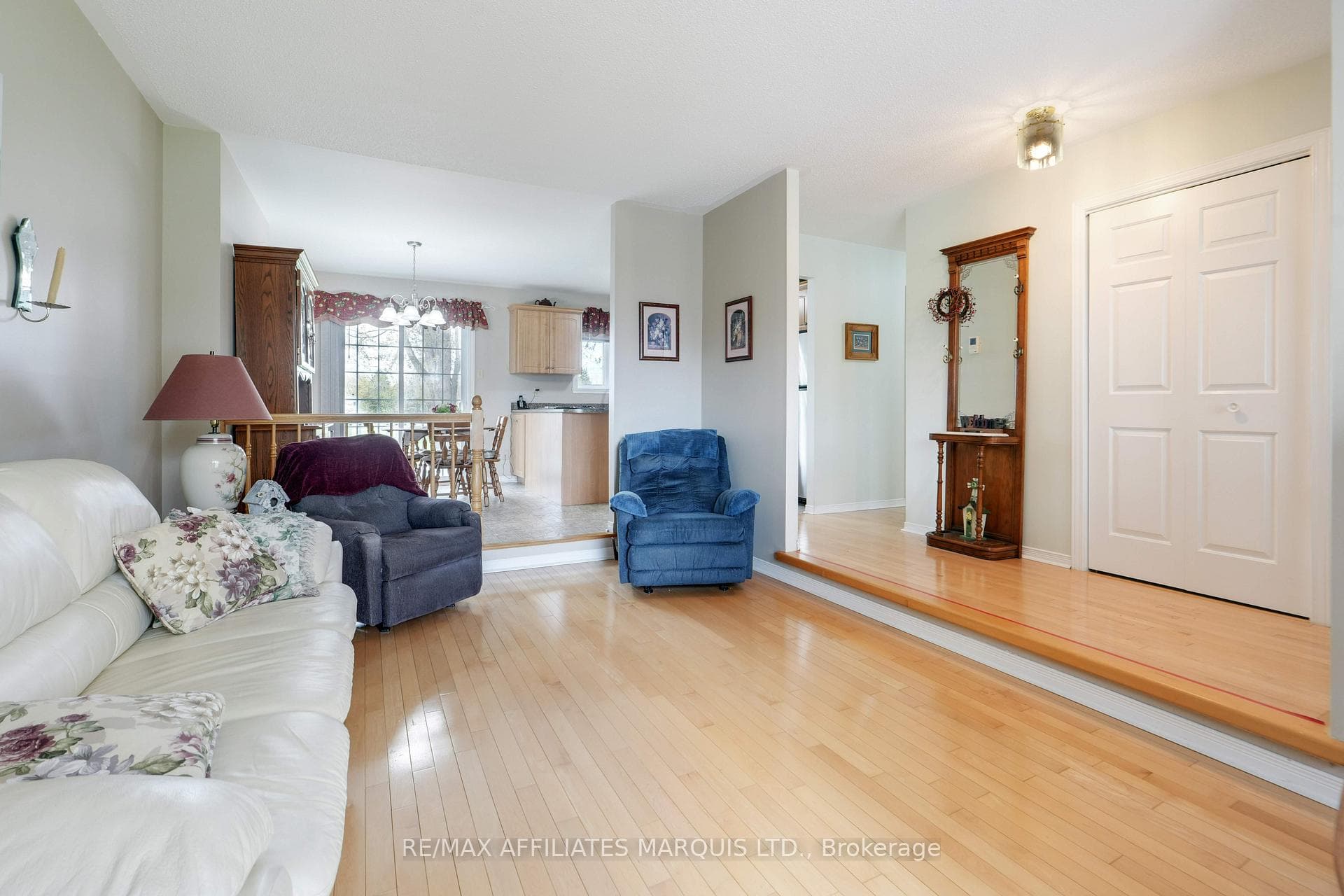 297 Ivan Crescent photo 6