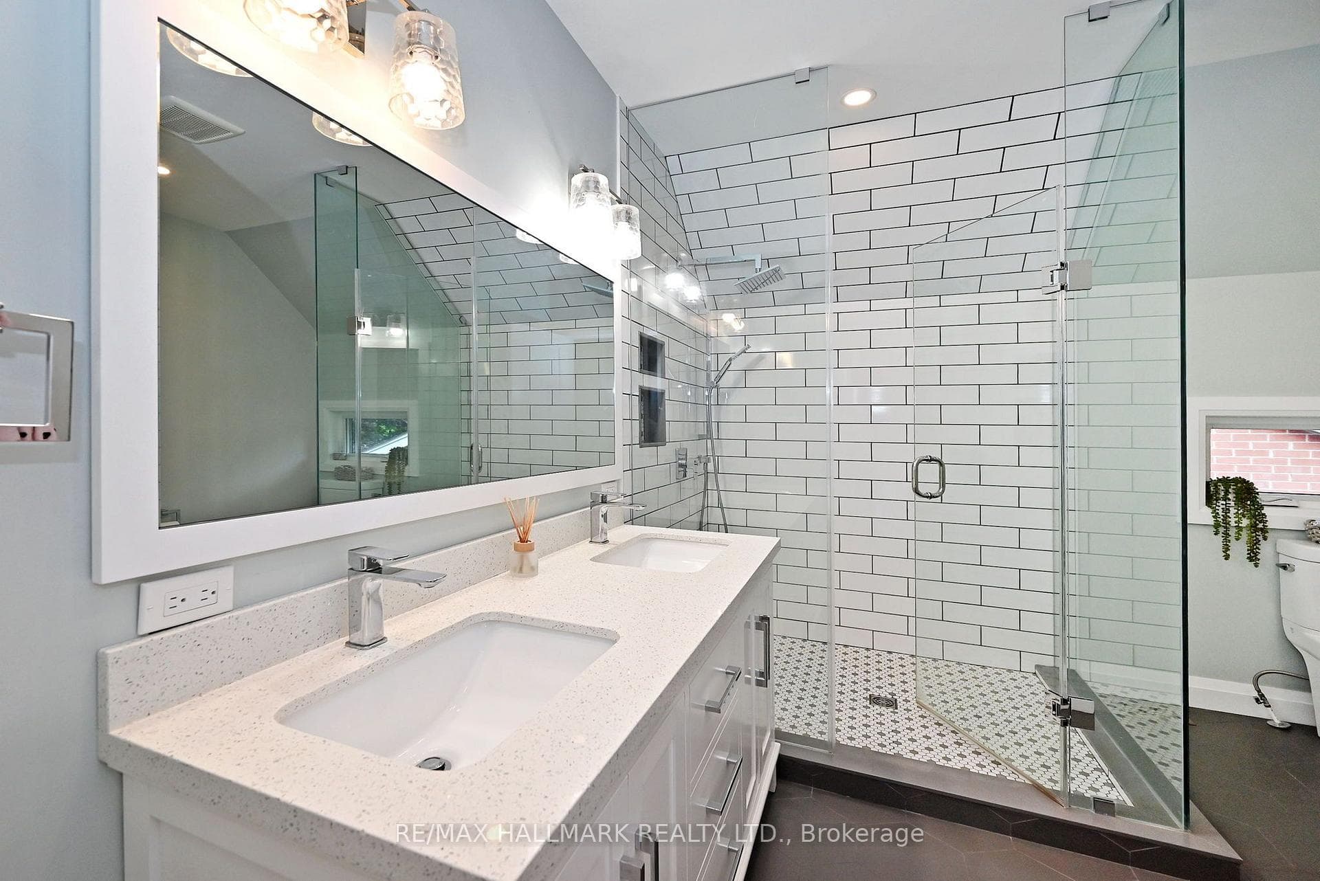 334 Stewart Street photo 30