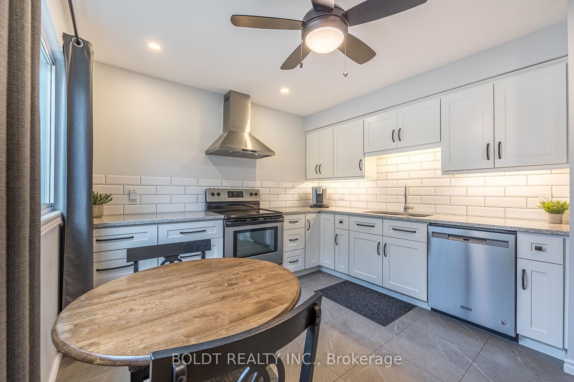 48 Grove Avenue photo 11