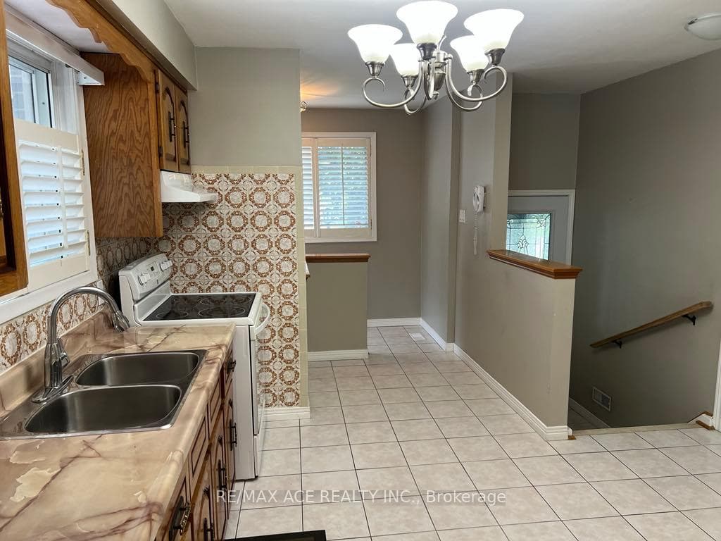 30 Oakridge Drive Unit Main photo 3
