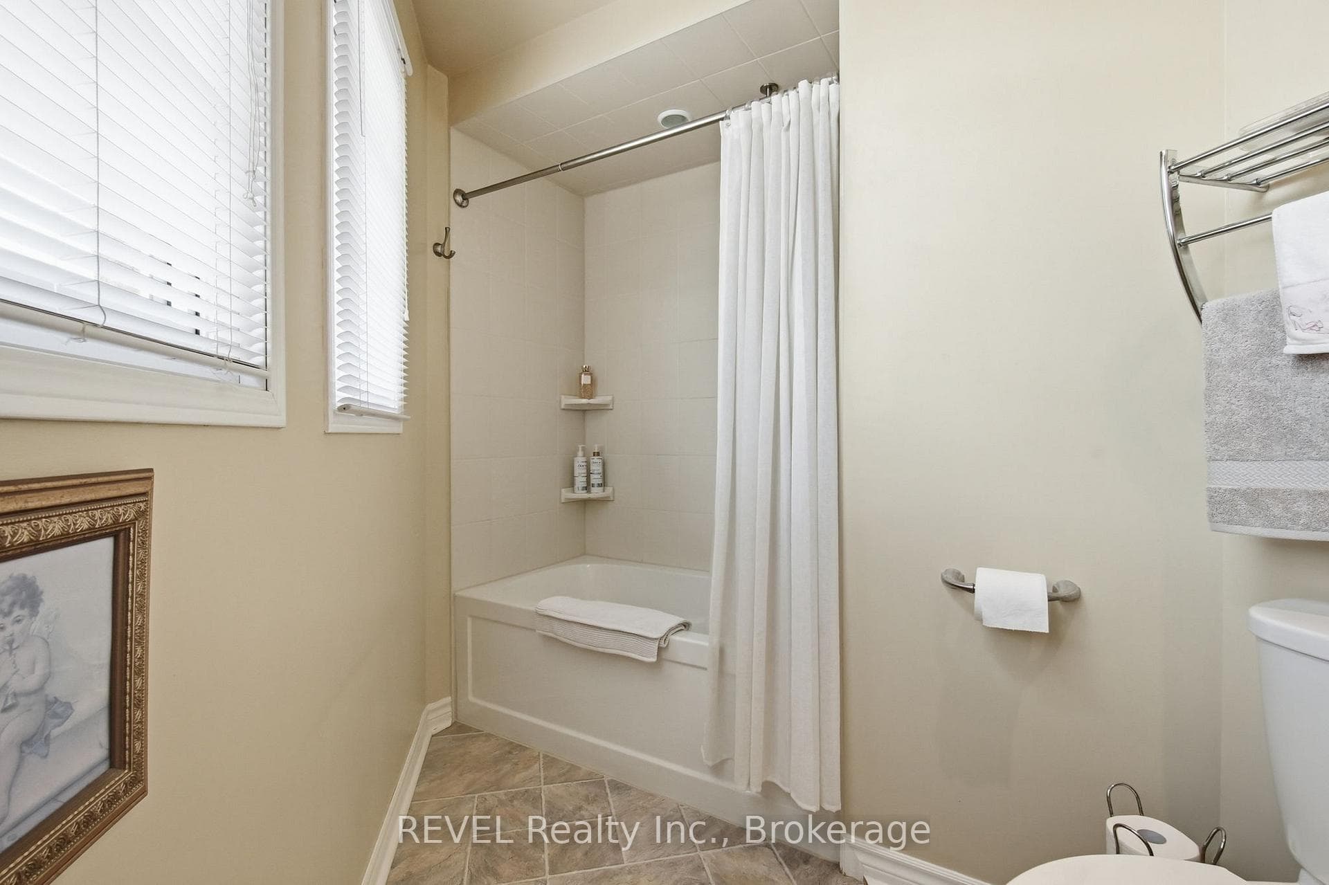 29 Stratton Crescent photo 33