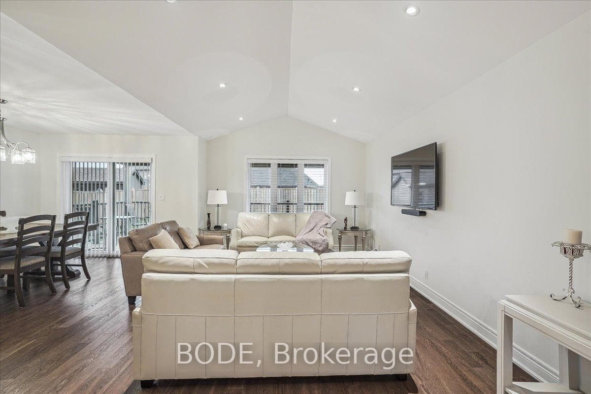 215 Oak Street photo 16