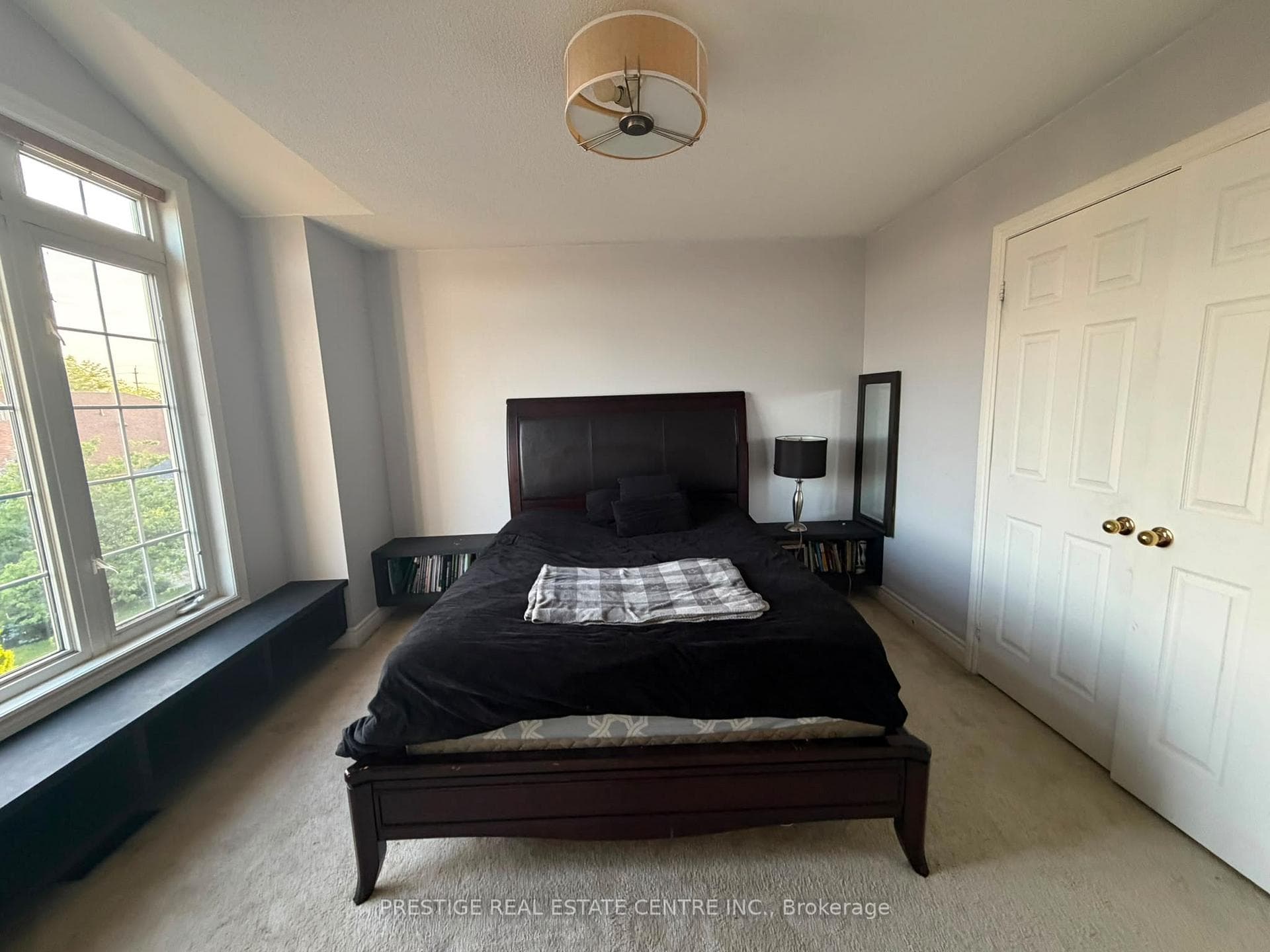 1527 Stewart Crescent photo 13