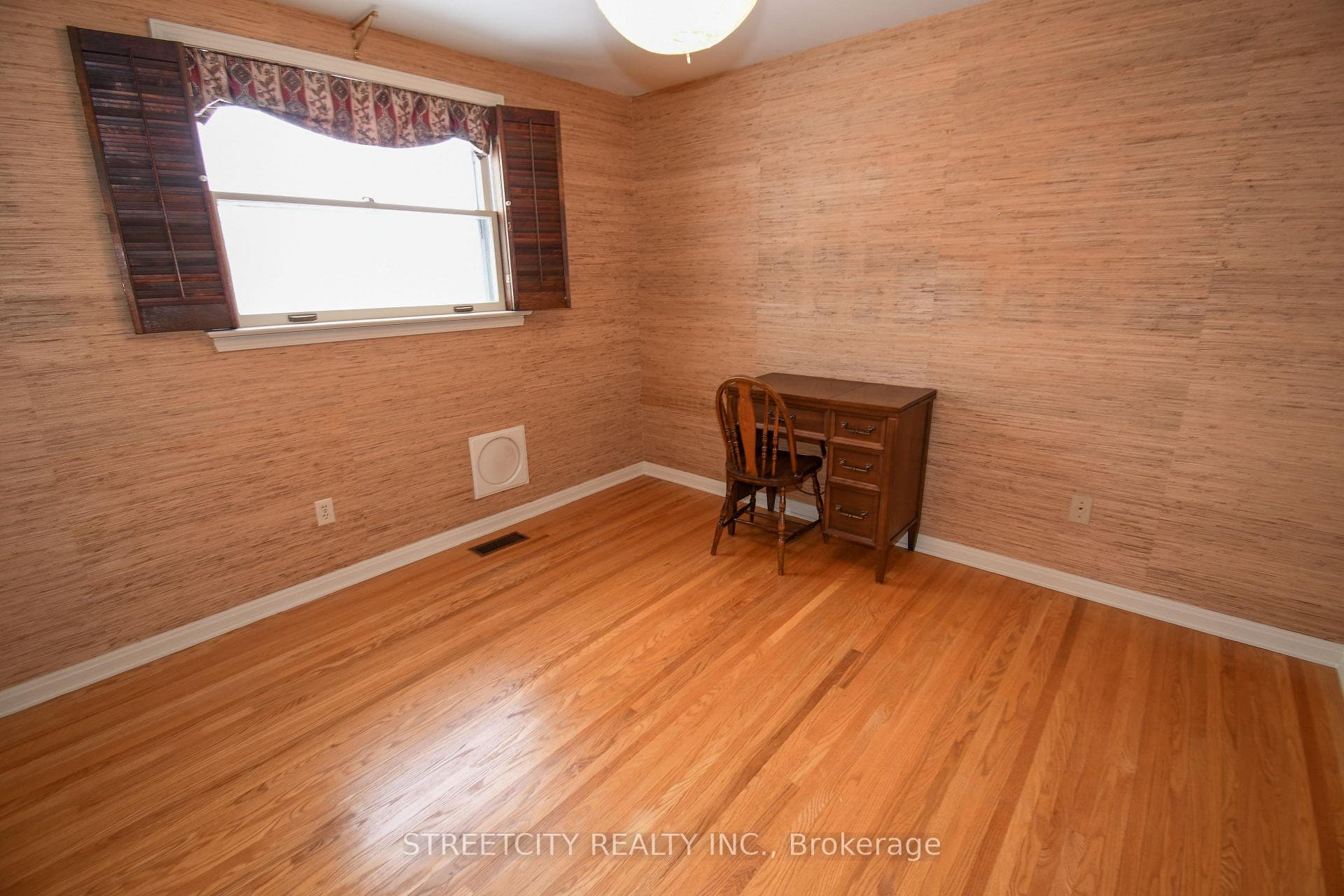 454 Village Green Avenue photo 26