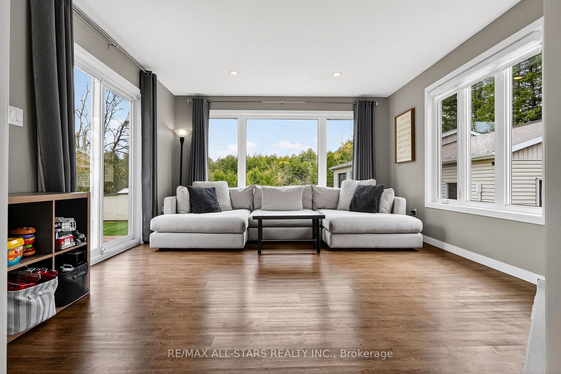 646 The Glen Road photo 8