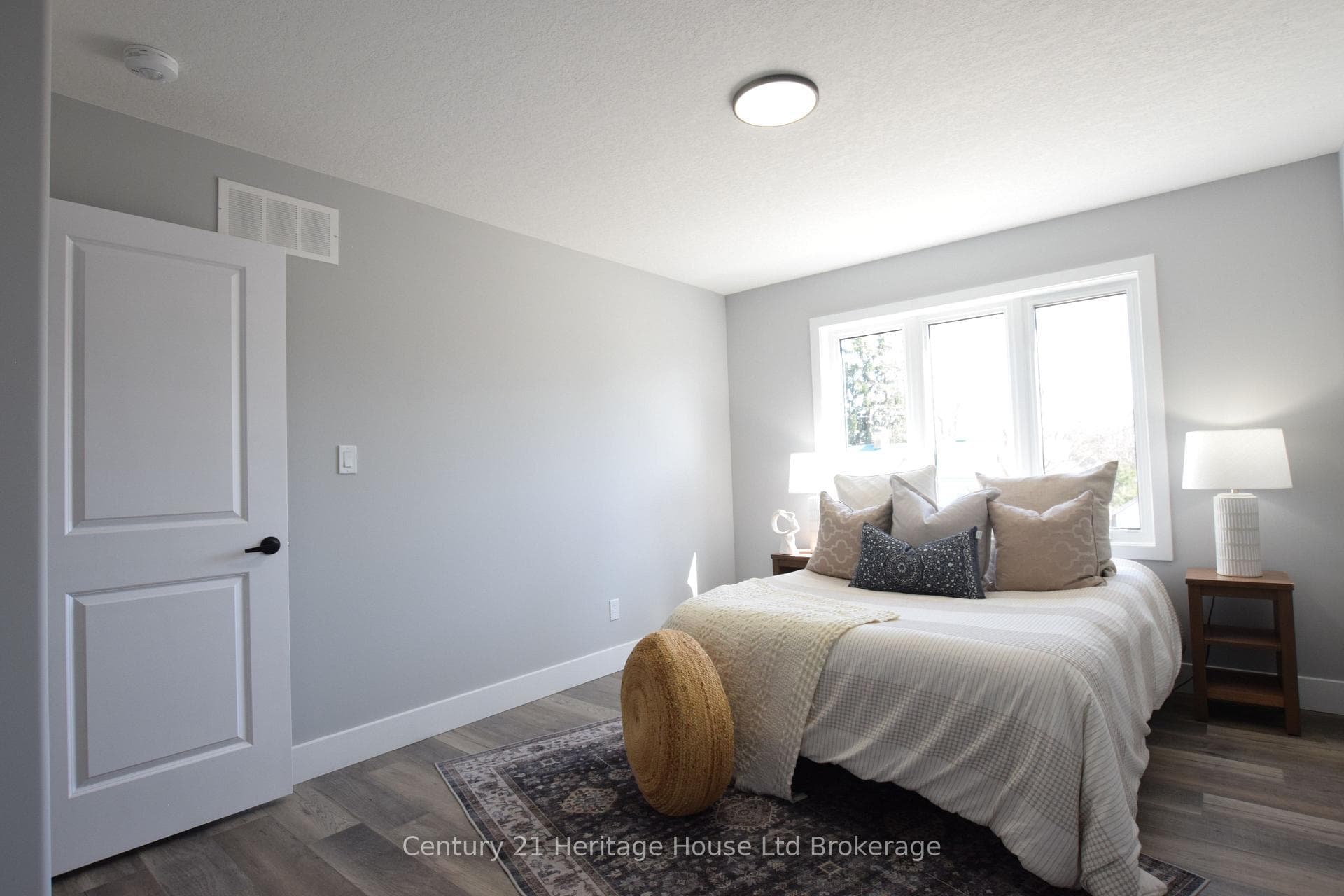 305 SIMCOE Street photo 34