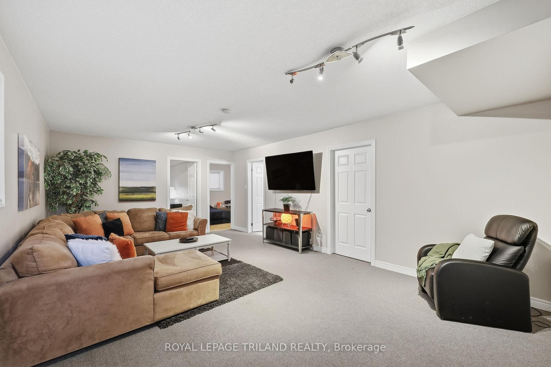 1041 BLYTHWOOD Road photo 23