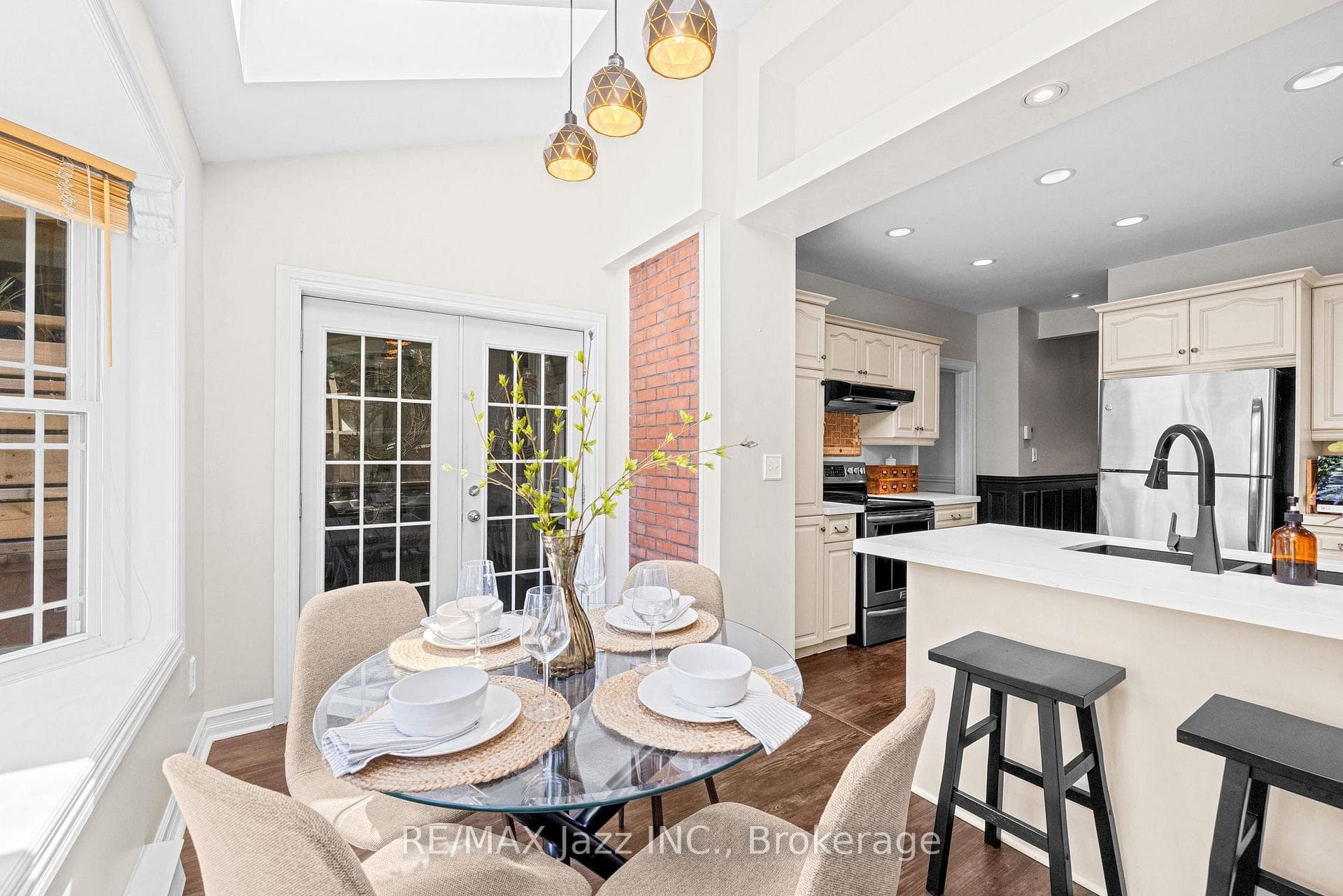477 Masson Street photo 25