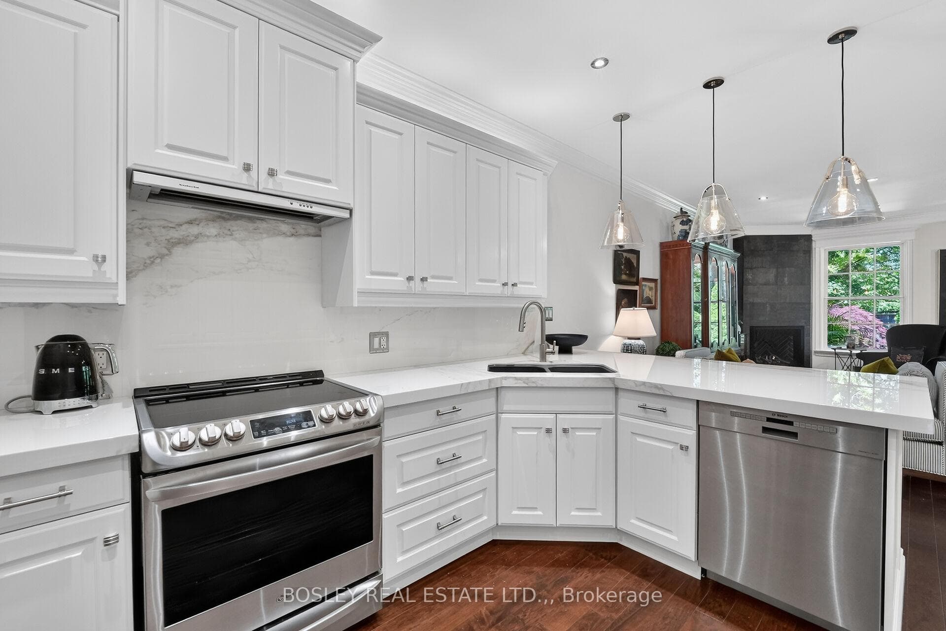 Georgous quartz counters and backsplash