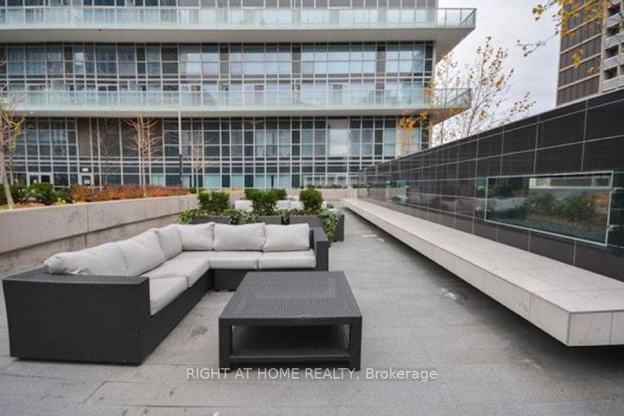 386 Yonge Street Unit 5016 photo 14