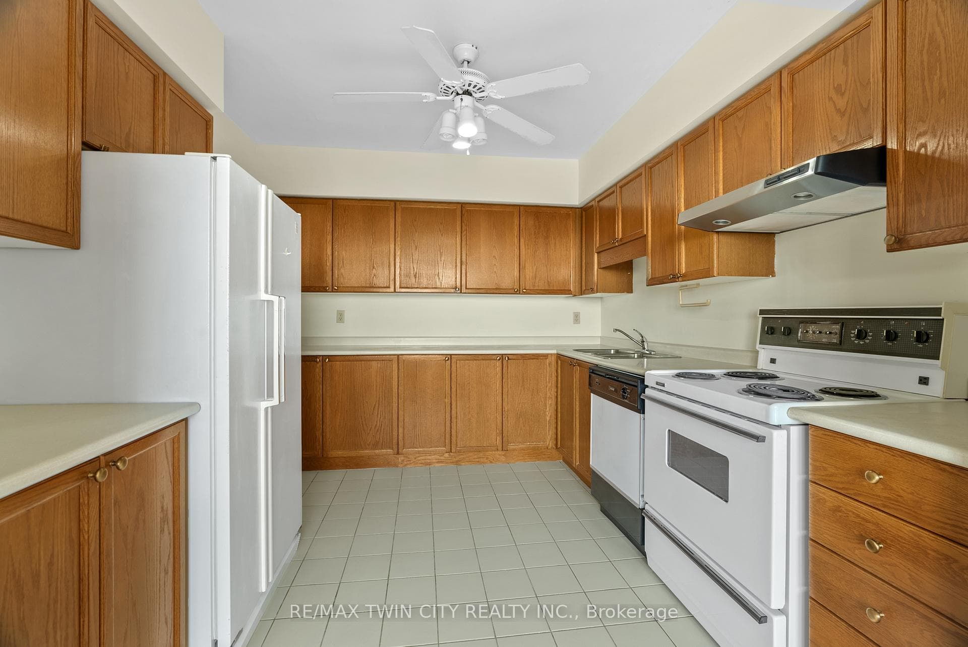 9 Bonheur Court Unit 905 photo 8