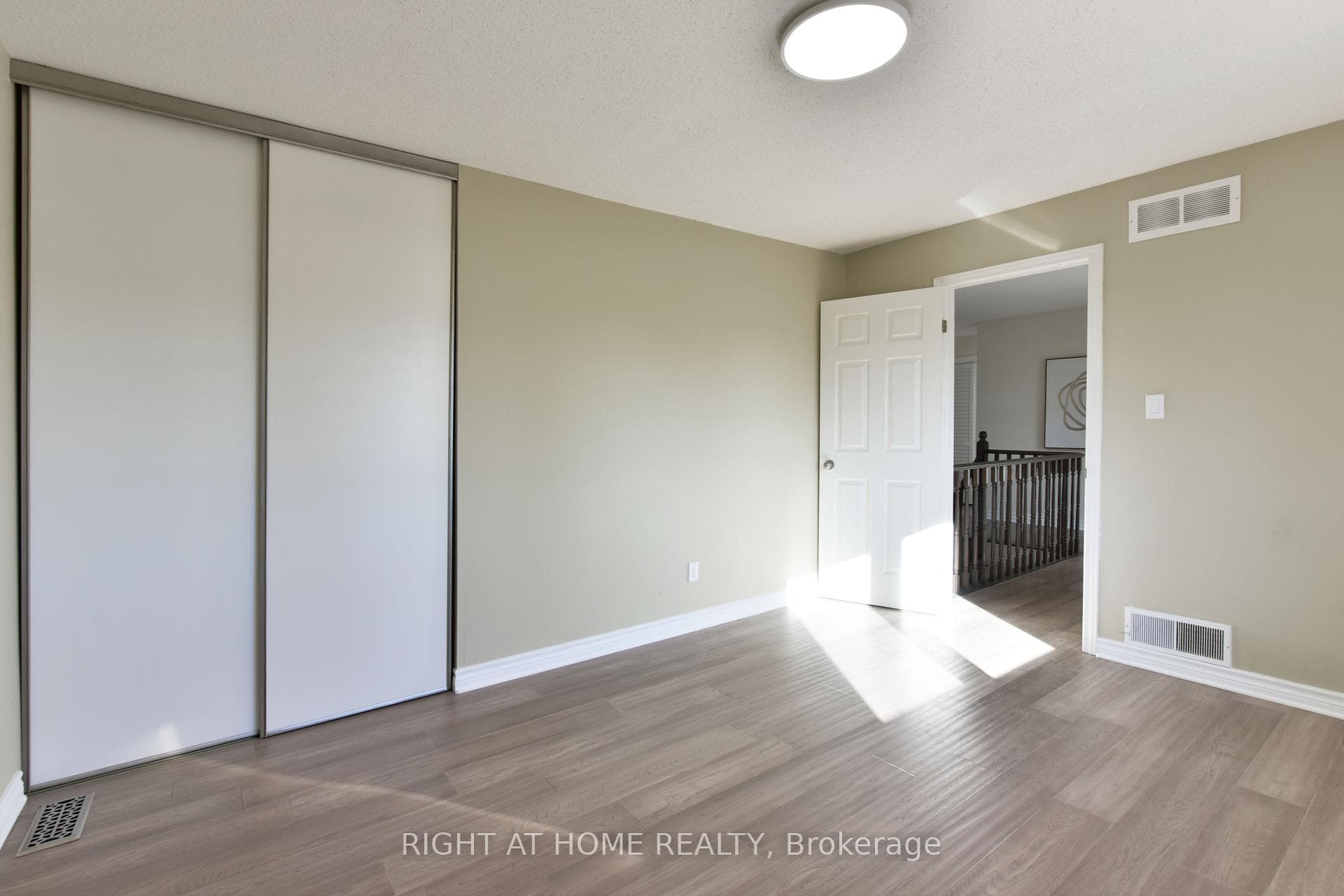4 BALDING Crescent photo 36