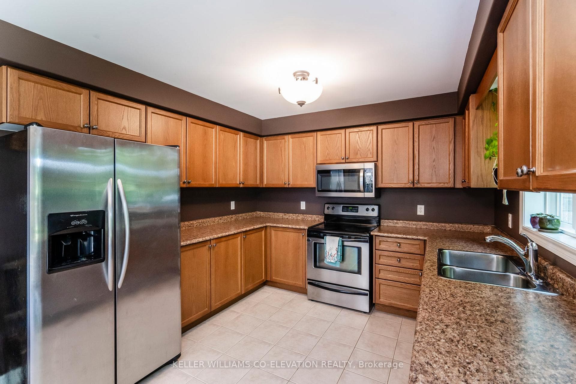 985 Whitney Crescent photo 6
