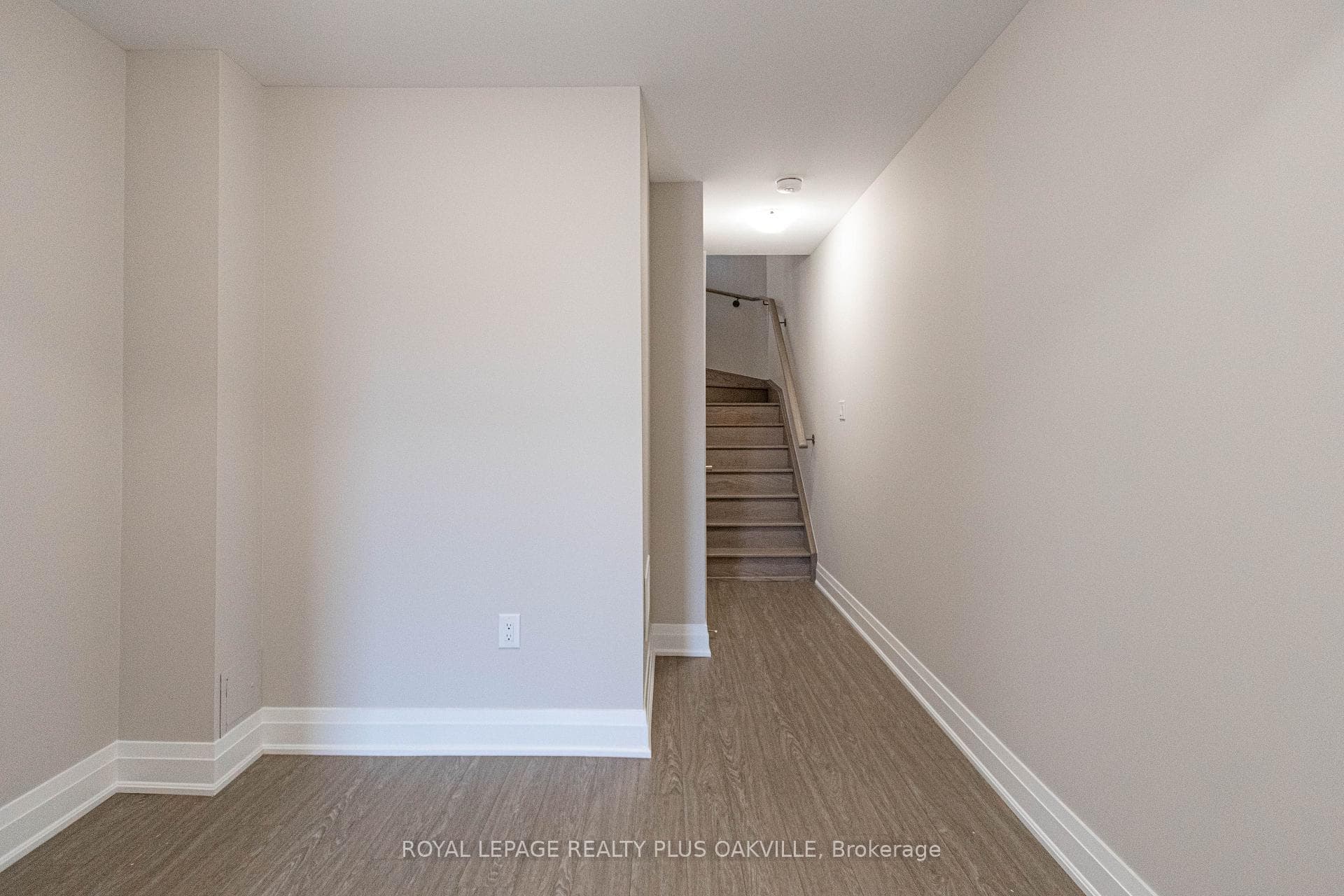 2468 Badger Crescent photo 4