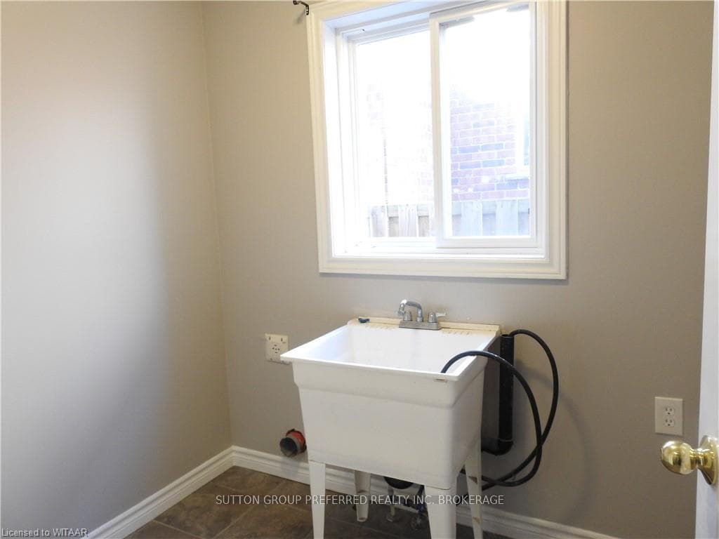 900 FRONTENAC Crescent photo 12