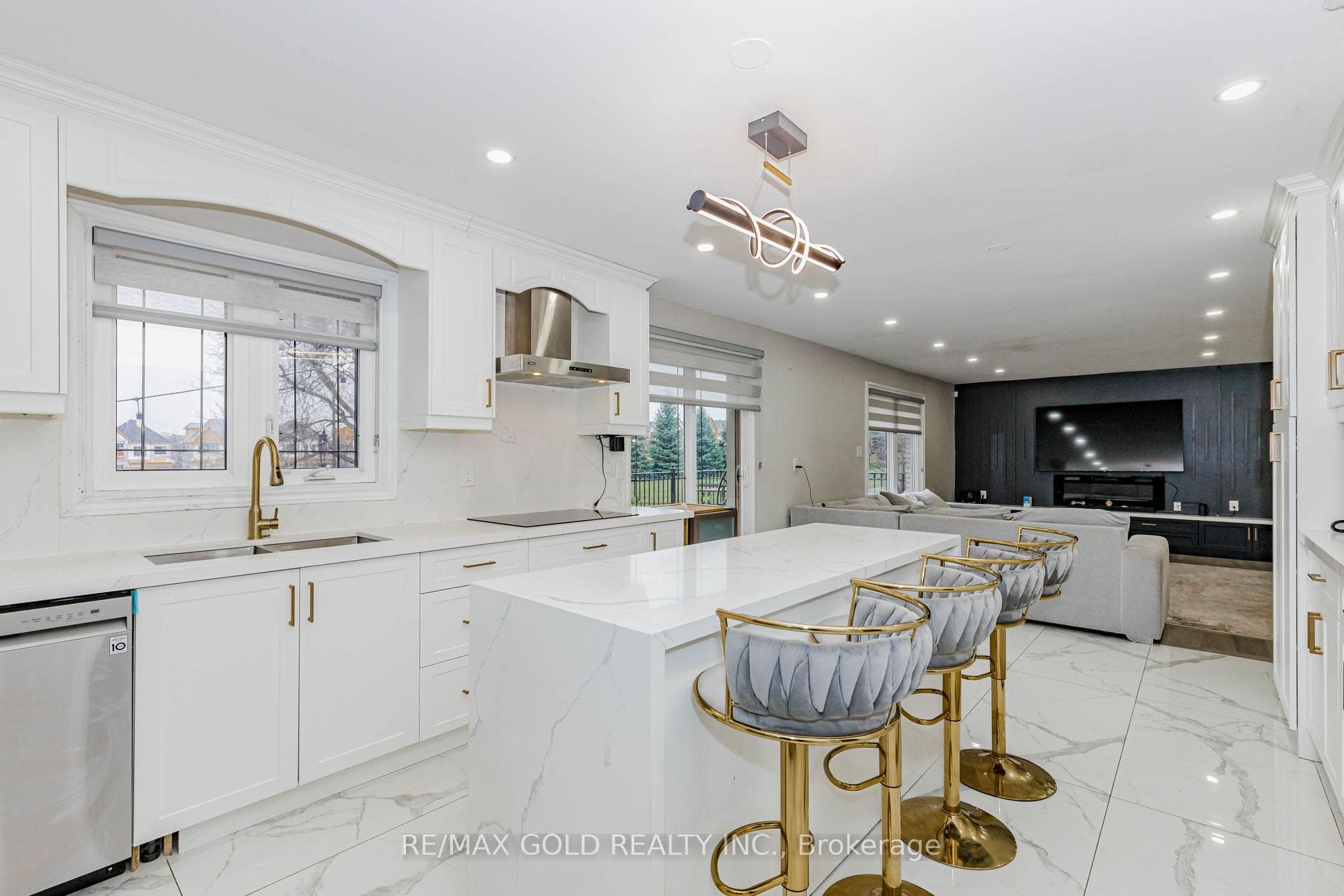 8892 Creditview Road photo 22