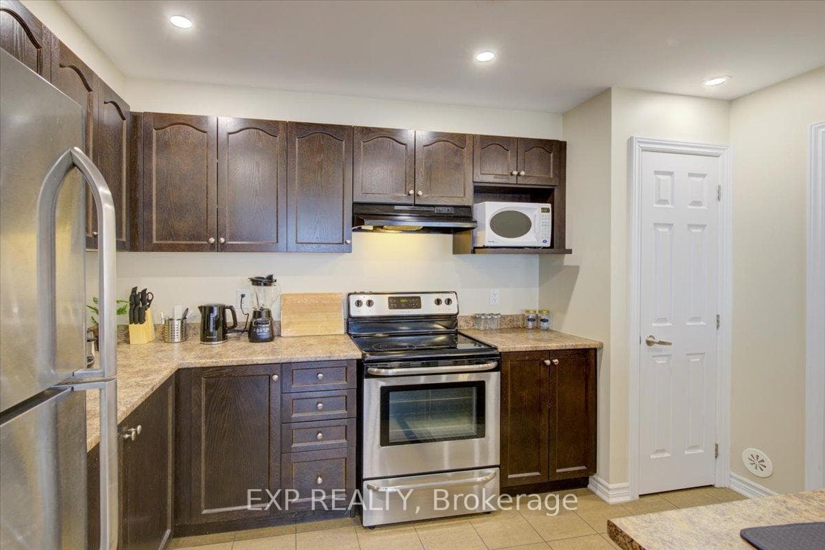 461 MEADOWHAWK Crescent photo 13