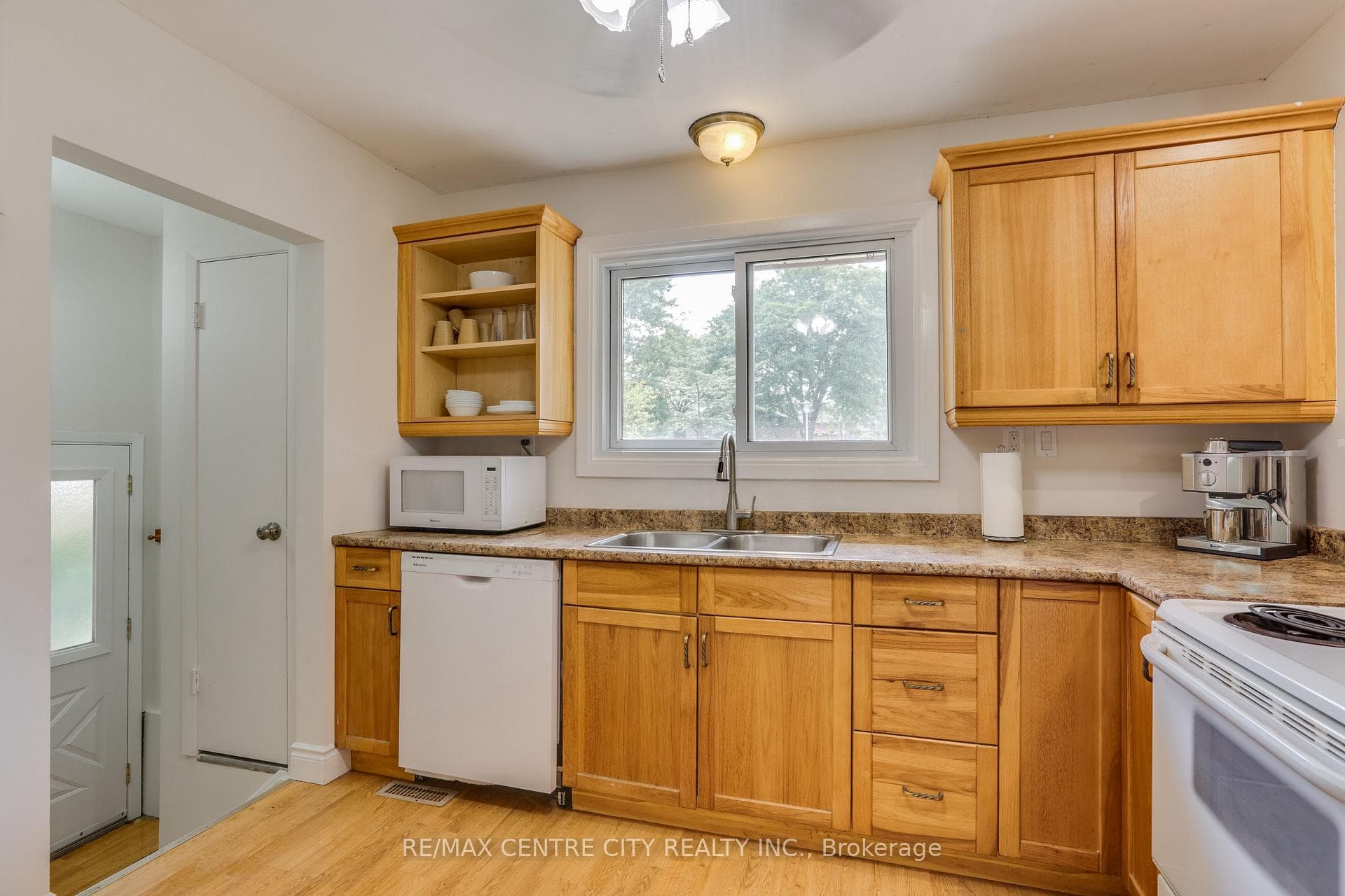930 Eagle Crescent photo 12