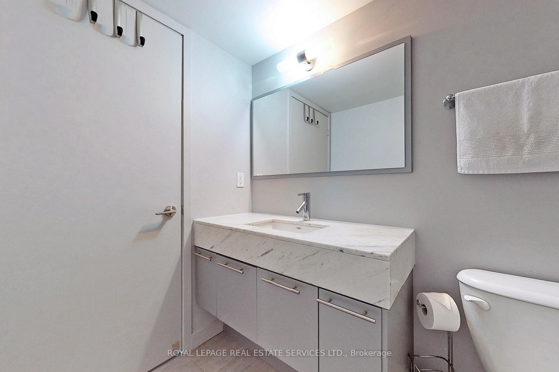 126 Simcoe Street Unit 612 photo 12