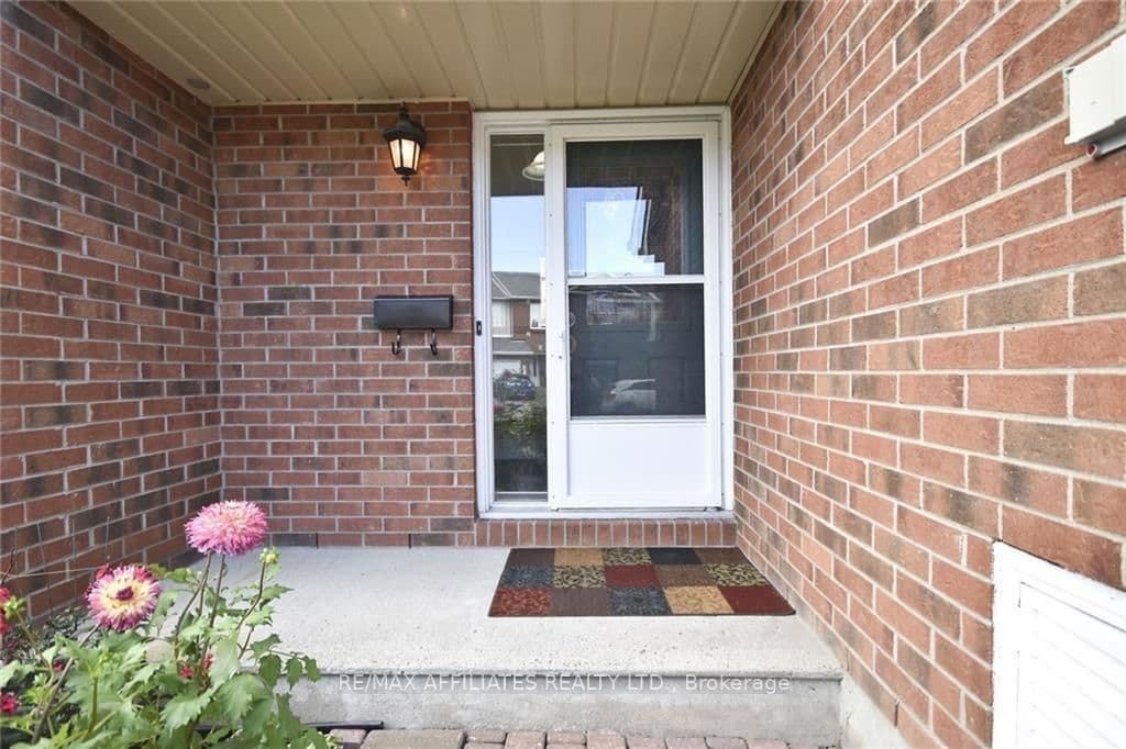6058 PINEGLADE Crescent photo 2