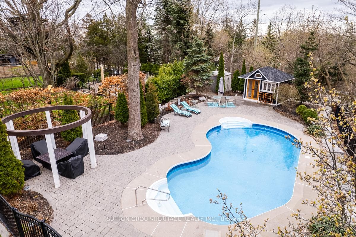 819 Regal Crescent photo 37