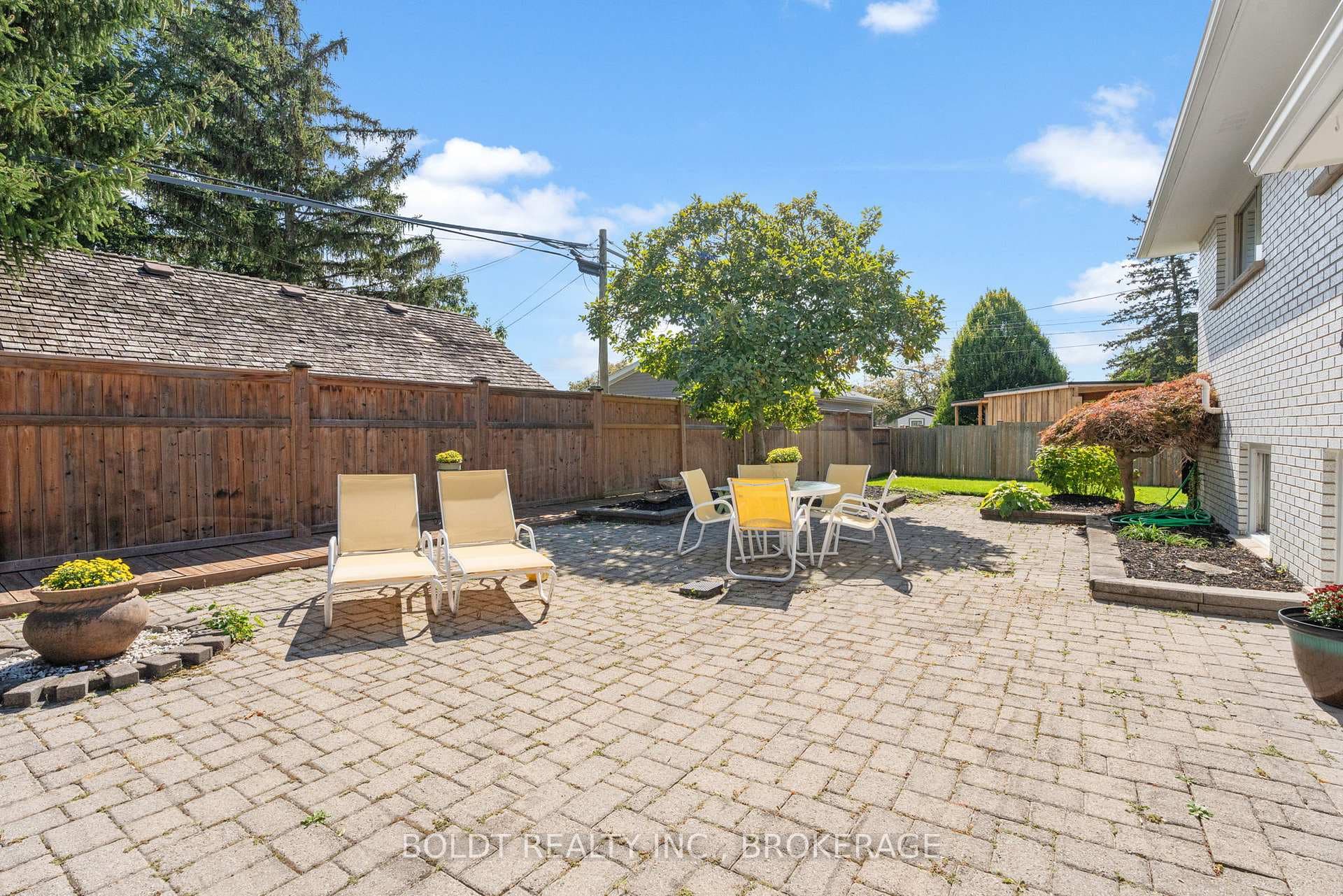 Poolside loungeing patio