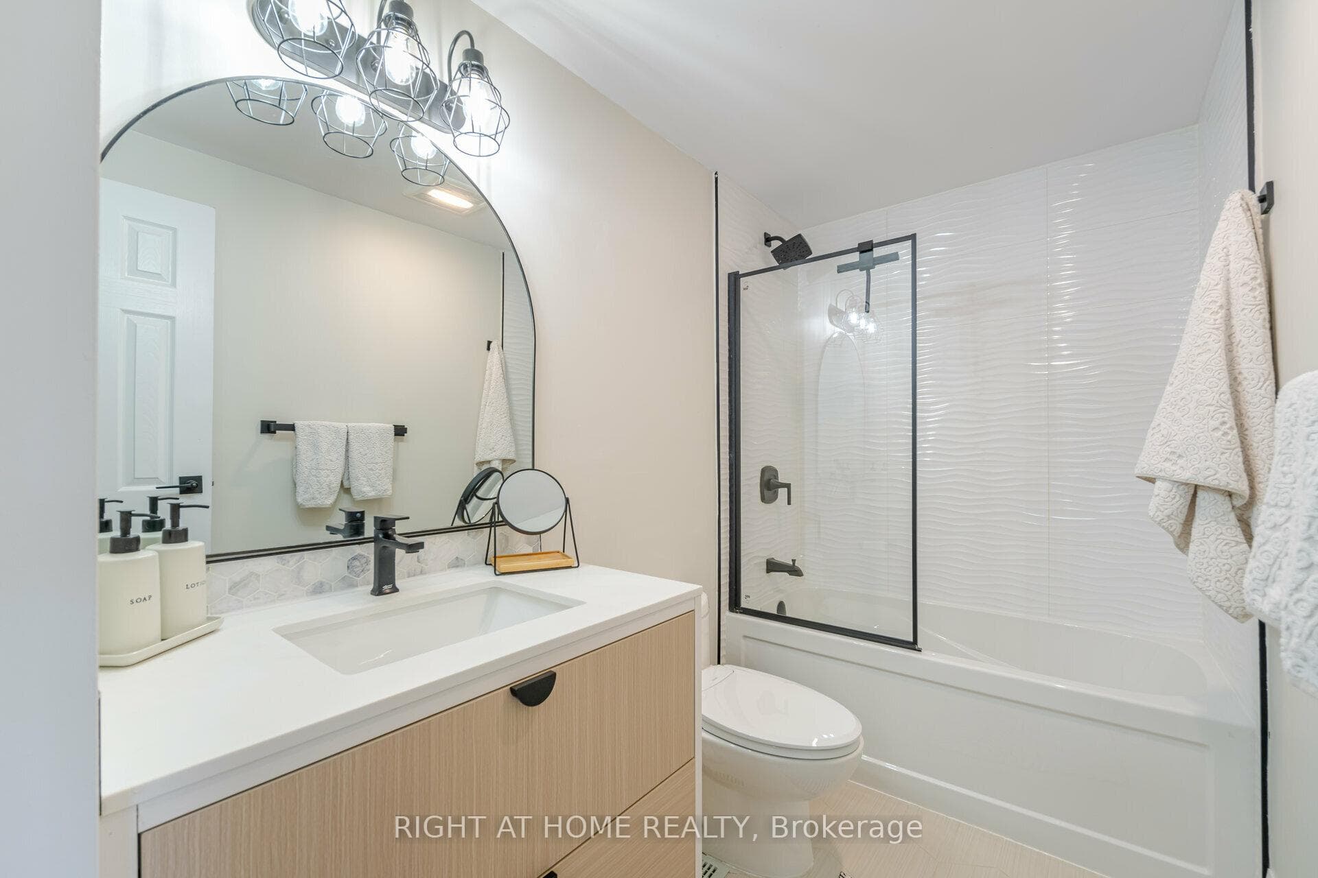 1516 Lancaster Drive Unit 1 photo 25