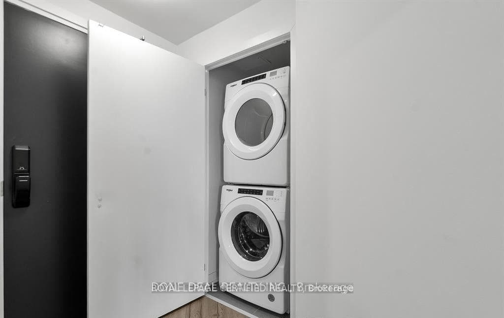 405 Dundas Street Unit 722 photo 19
