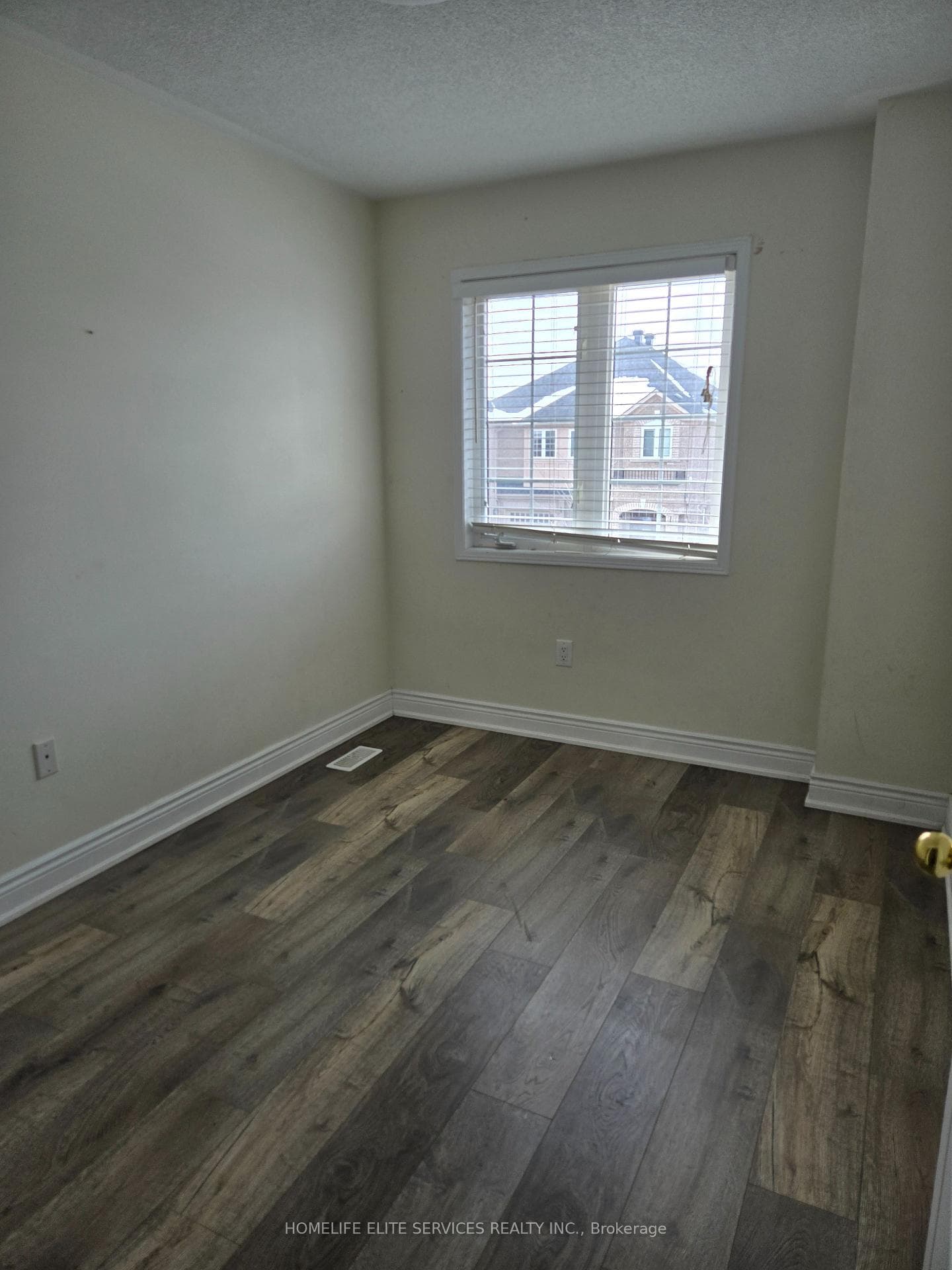 110 Crystalview Crescent photo 2