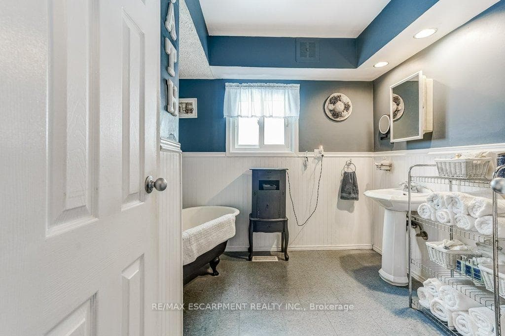9188 Dickenson Road photo 17