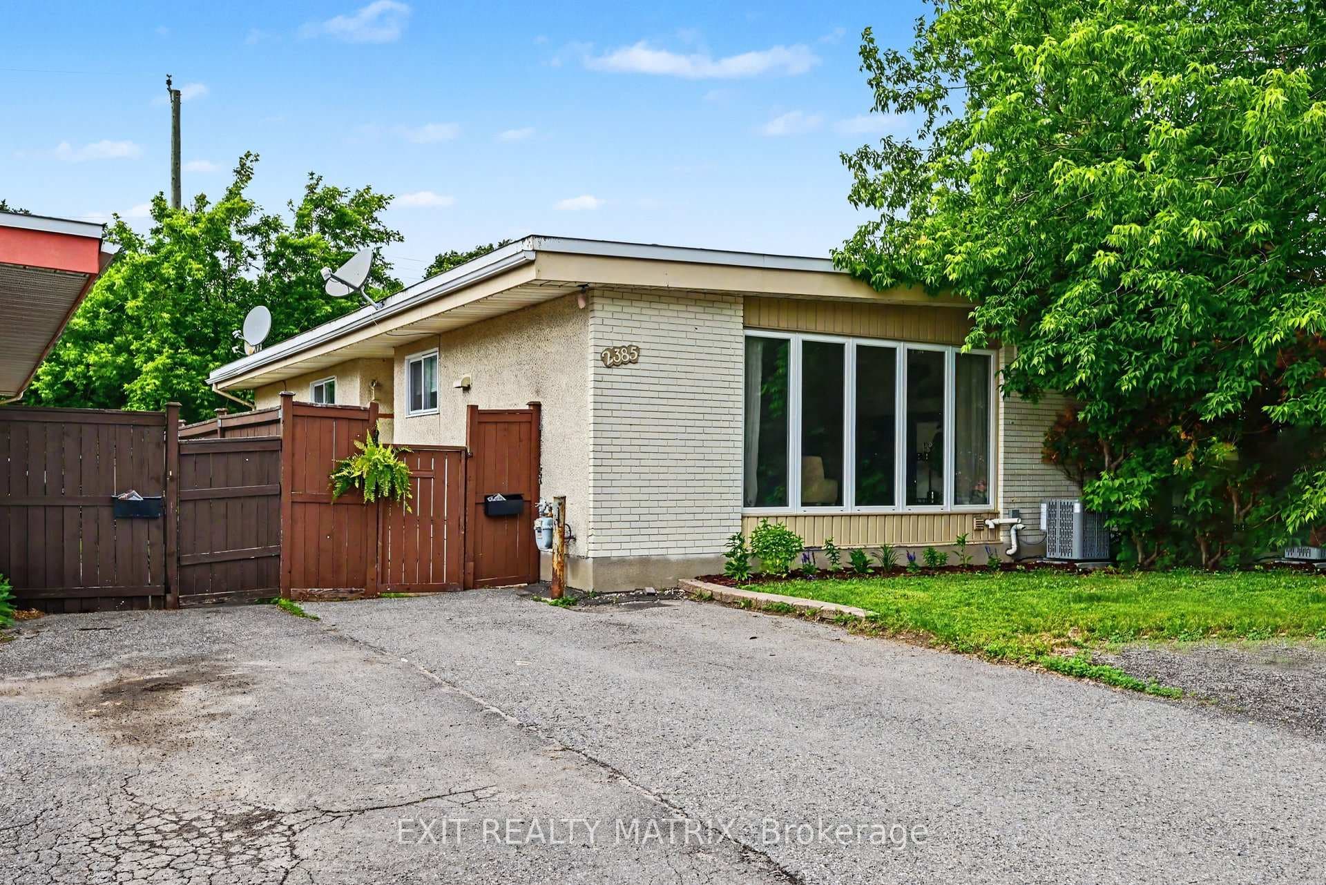 2385 Walkley Road photo 1