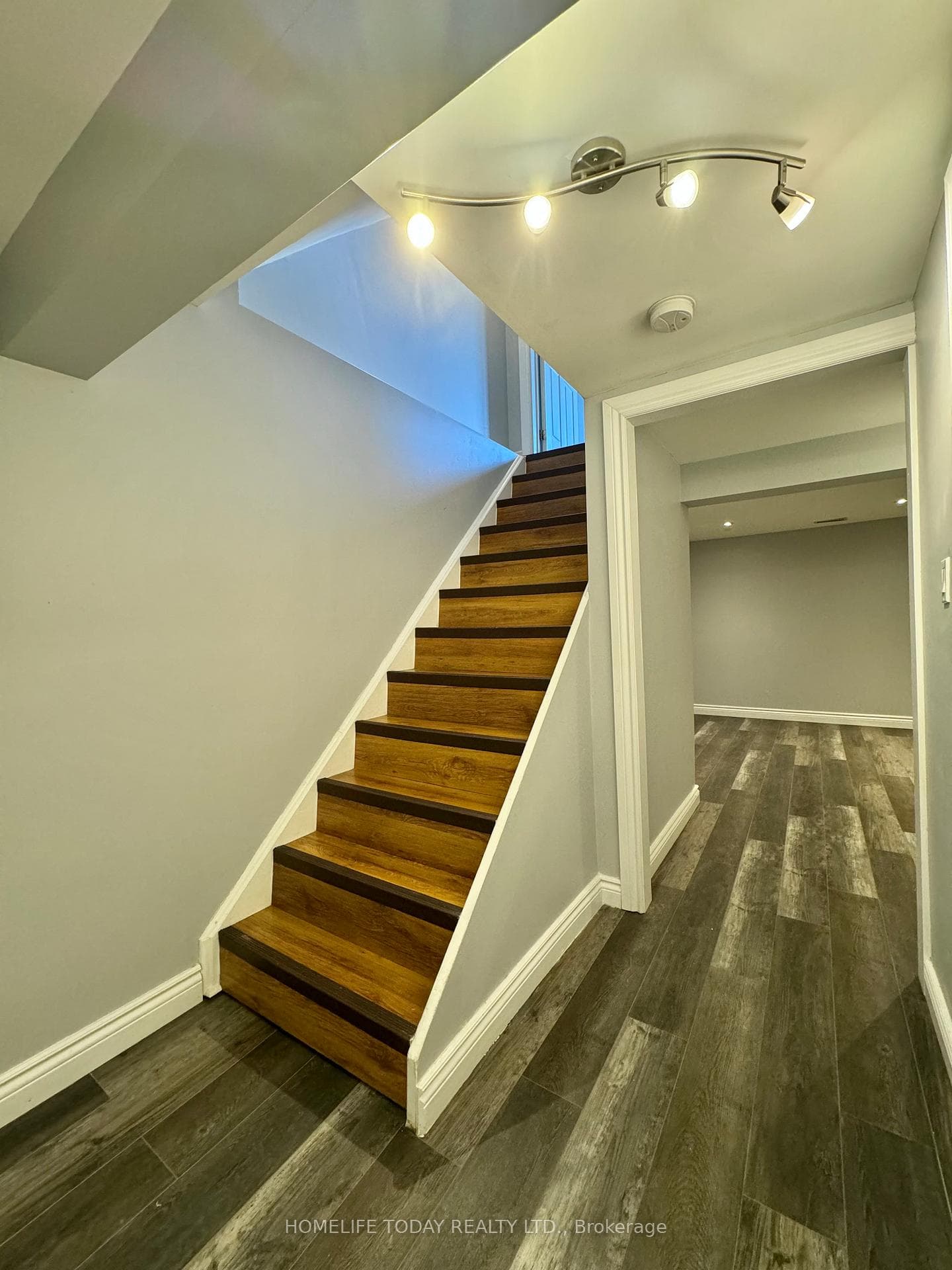 90 Carter Crescent photo 31