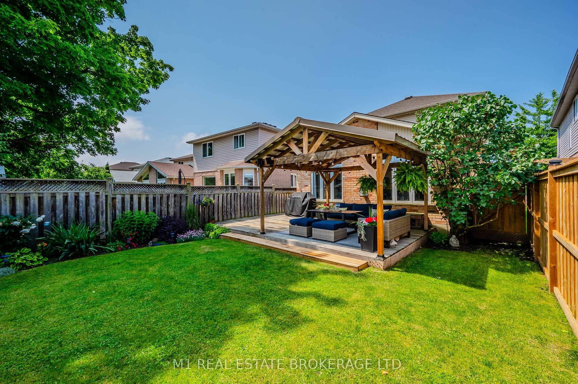 74 Queen Charlotte Crescent photo 38