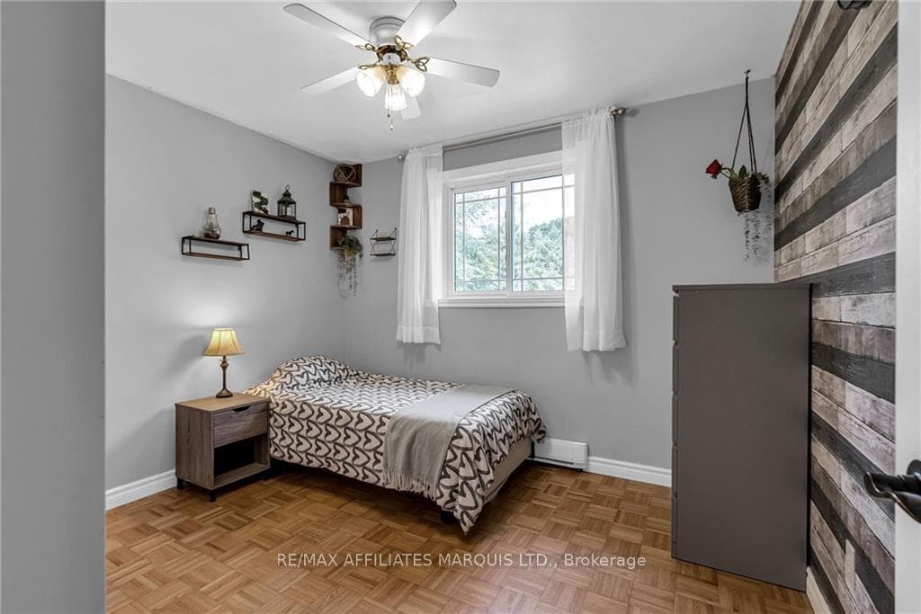 26 LOYALIST Crescent photo 17