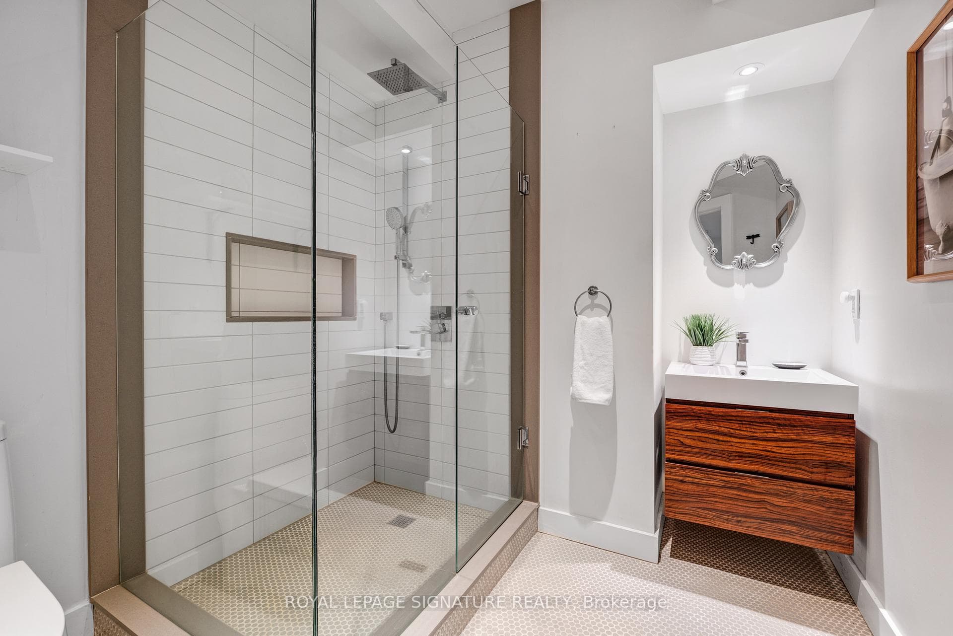38 Bastedo Avenue photo 27