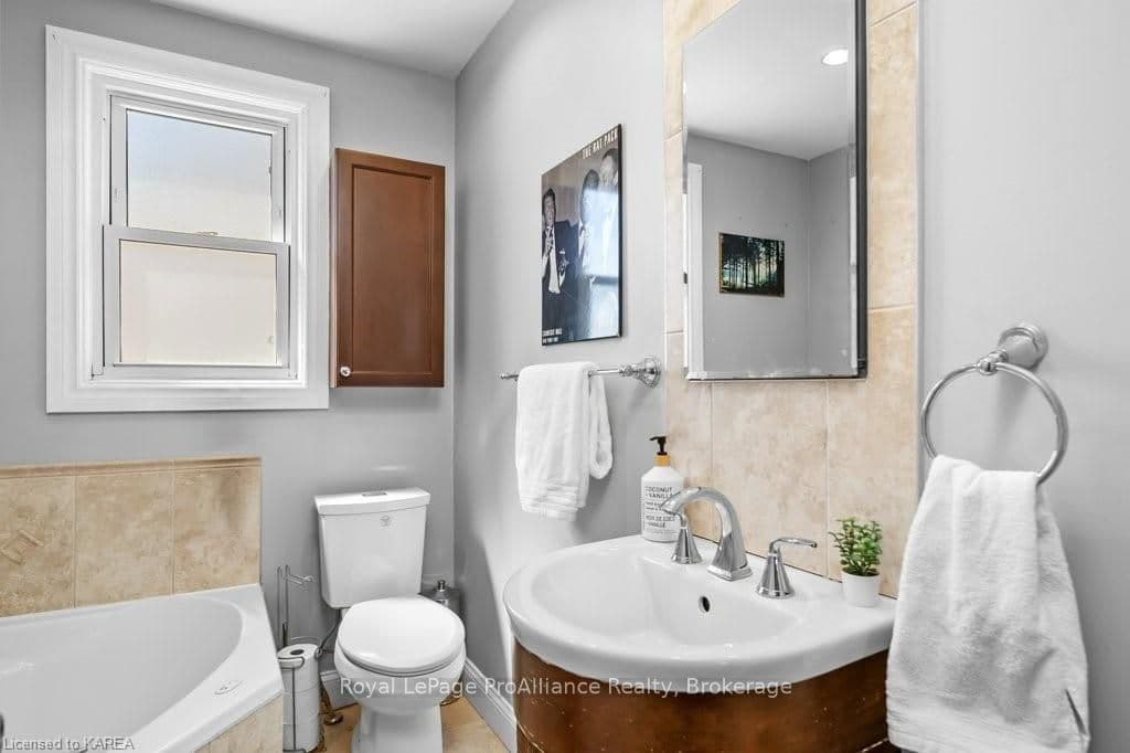 197 KINGSCOURT Avenue photo 18