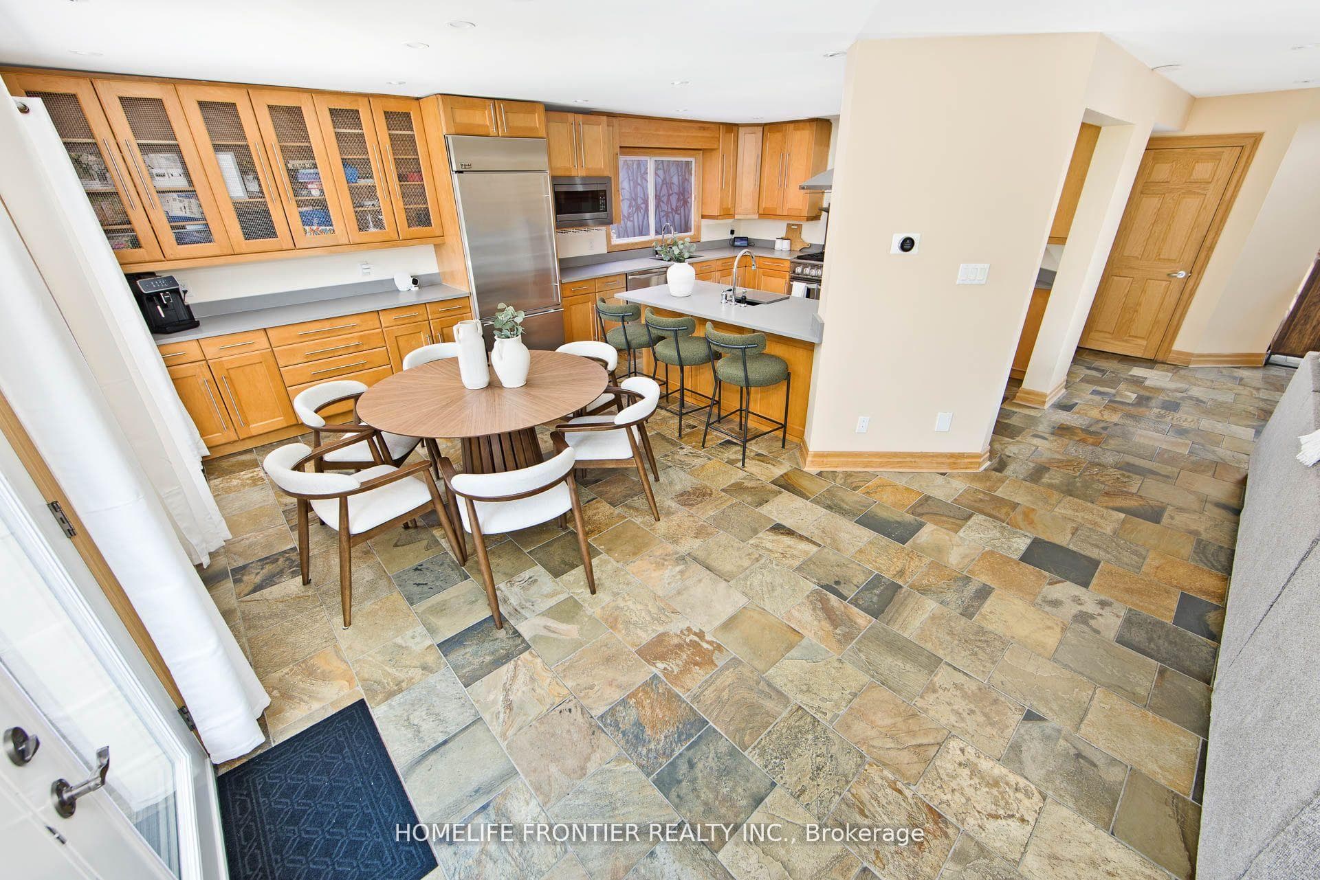 6124 Hardesty Crescent photo 7