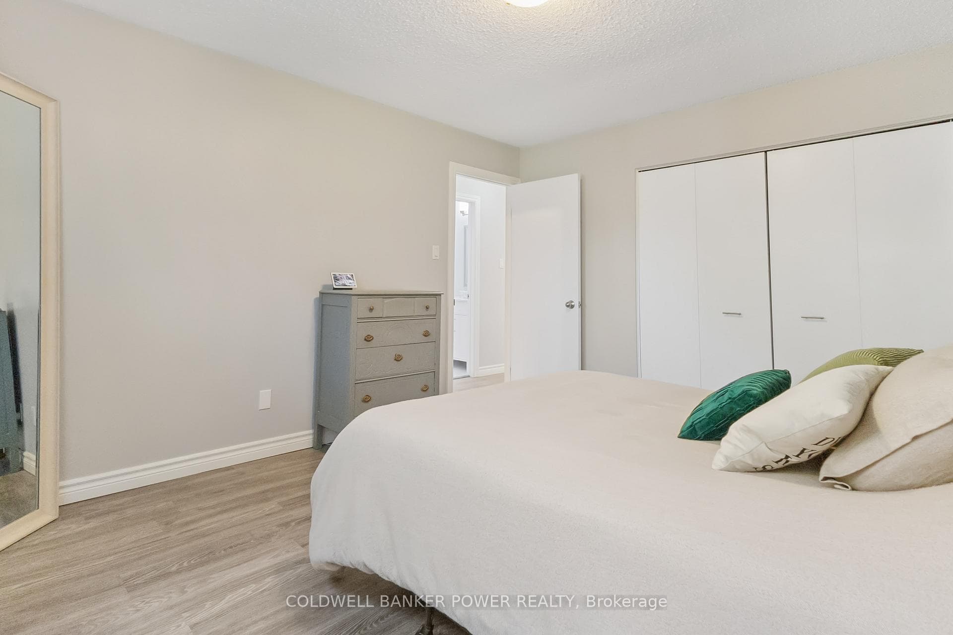 227 ARDSLEY Crescent photo 22